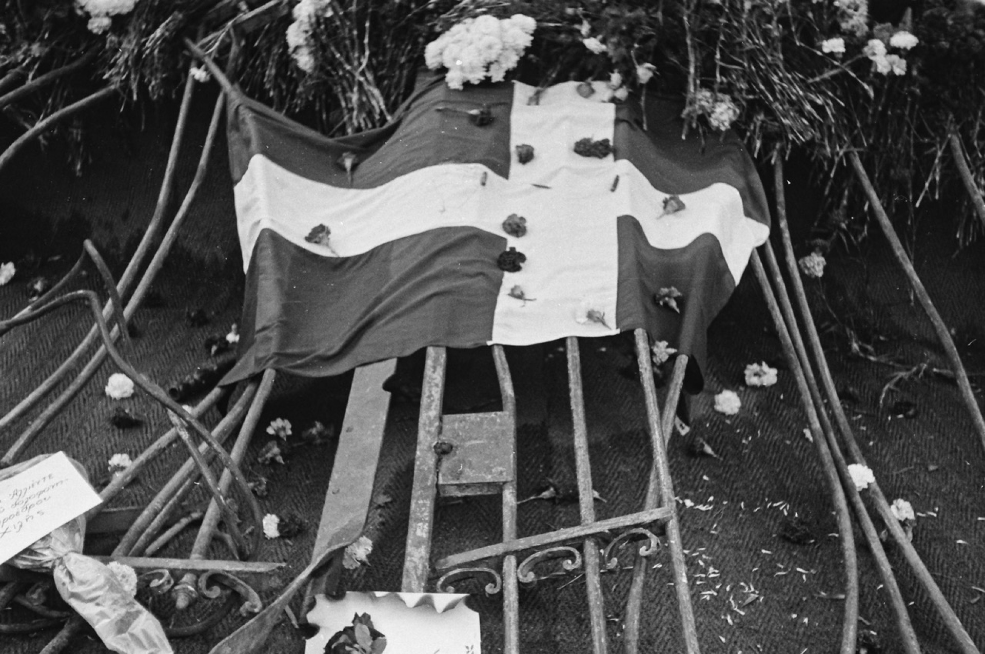 Μιχάλης Οικονομάκης, «Απέραντα Οικείο»