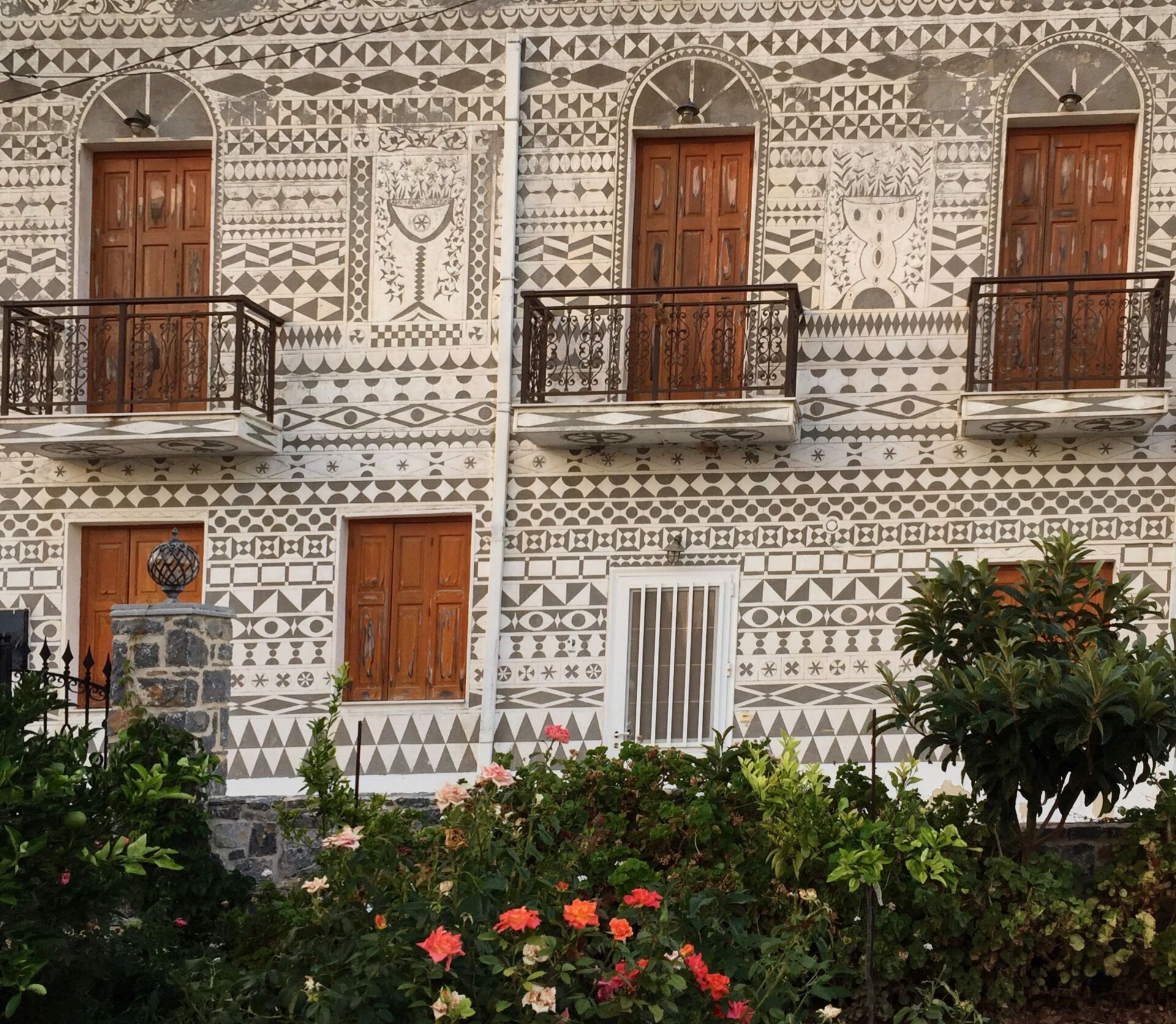 Πρόσοψη με Ξυστά, Πυργί