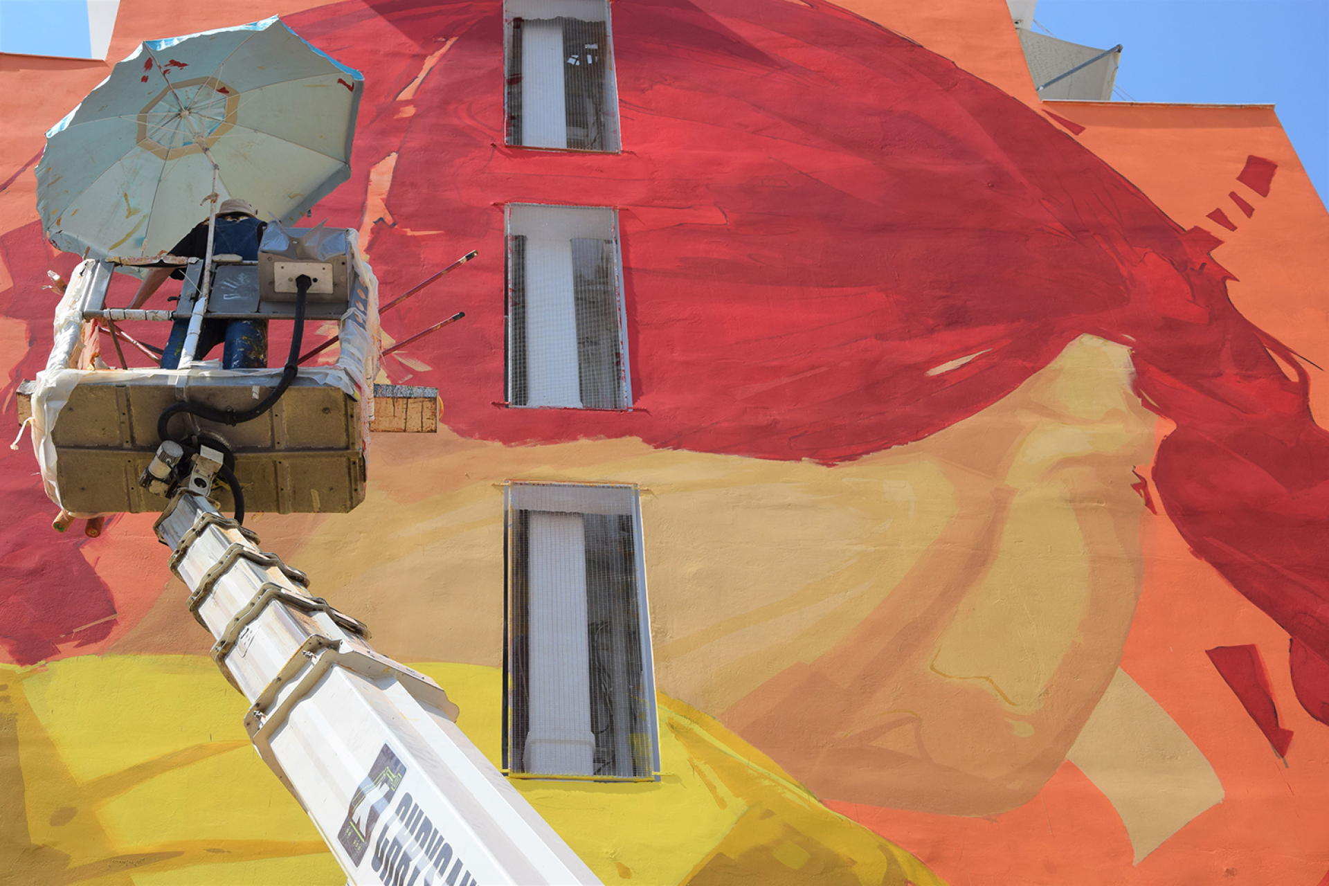 H τοιχογραφία του Γιάννη Βαλυράκη στην Πάτρα με τίτλο «Alice, justice is not blind»