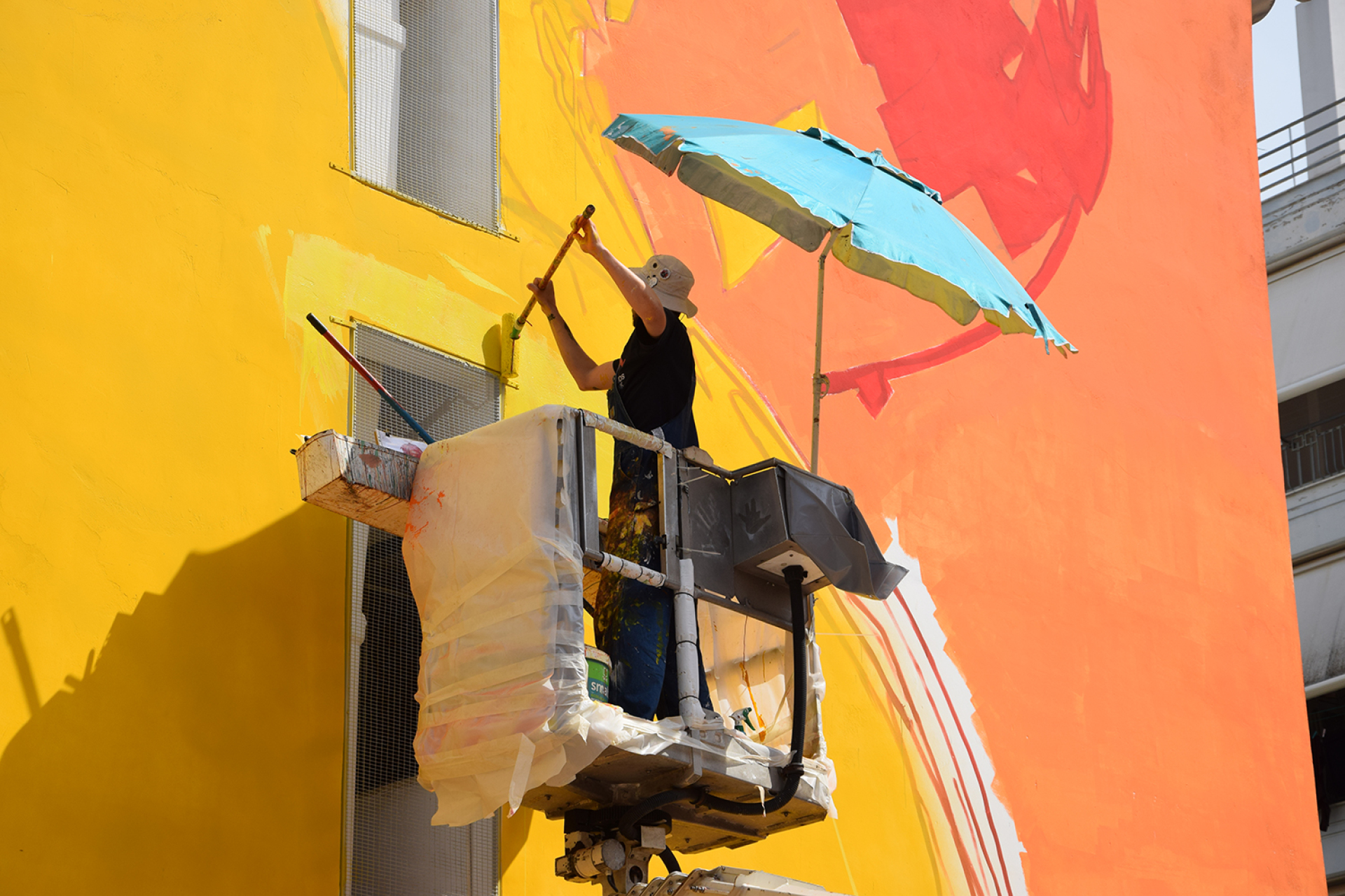 H τοιχογραφία του Γιάννη Βαλυράκη στην Πάτρα με τίτλο «Alice, justice is not blind»