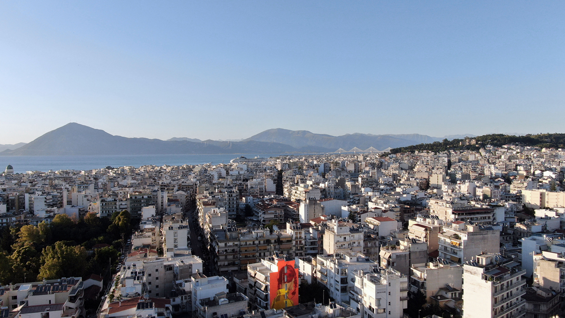 H τοιχογραφία του Γιάννη Βαλυράκη στην Πάτρα με τίτλο «Alice, justice is not blind»