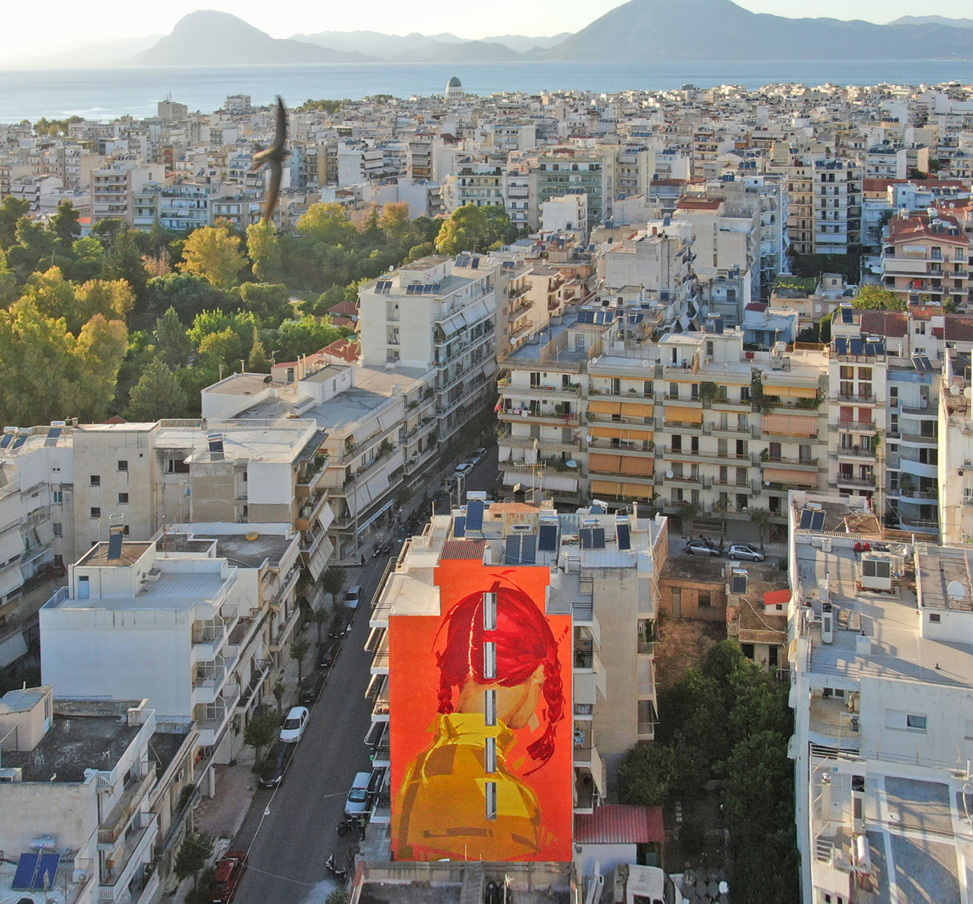 H τοιχογραφία του Γιάννη Βαλυράκη στην Πάτρα με τίτλο «Alice, justice is not blind»