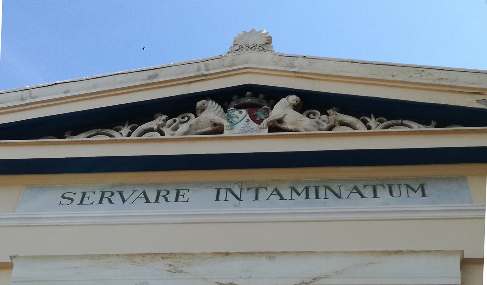 Η επιγραφή «Servare Intaminatum» στο Αστεροσκοπείο Αθηνών