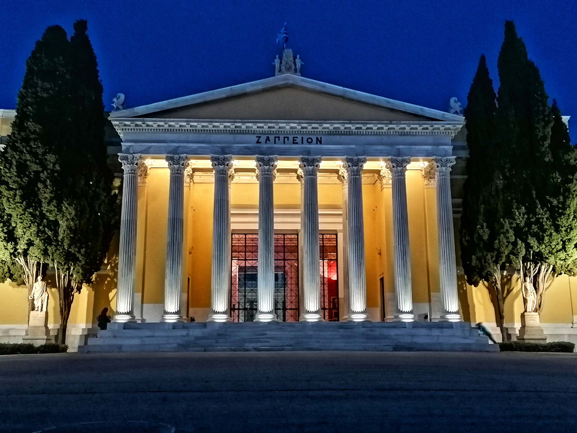 Το Ζάππειον Μέγαρο με τους ανδριάντες του Ευαγ. Ζάππα αριστερά και του Κωνσταντίνου Ζάππα δεξιά