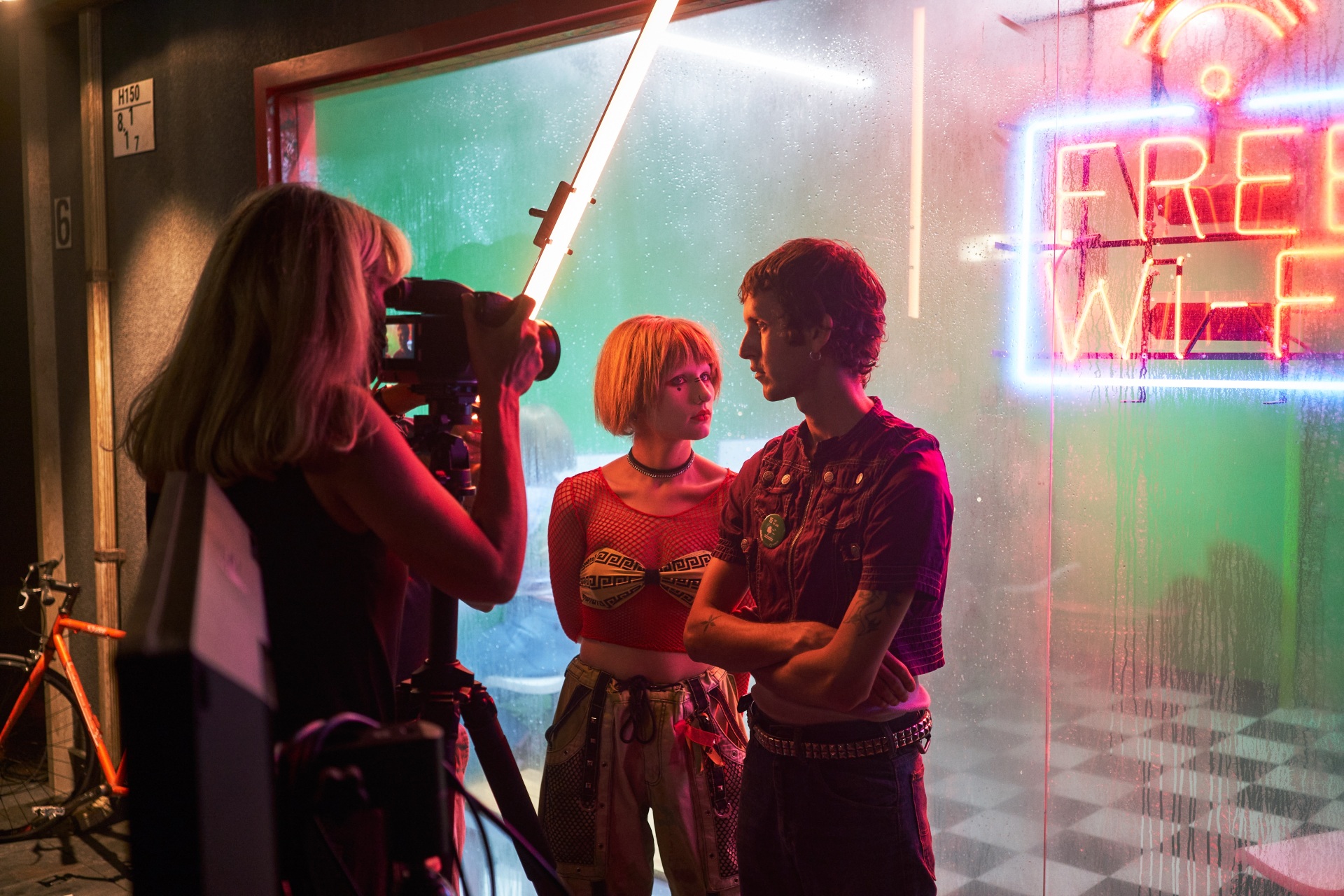 Συνέντευξη: Η αμερικανίδα φωτογράφος Alex Prager μιλάει για τις 12 εικόνες του νέου ημερολογίου της Lavazza με τίτλο «YES! We 're Open»