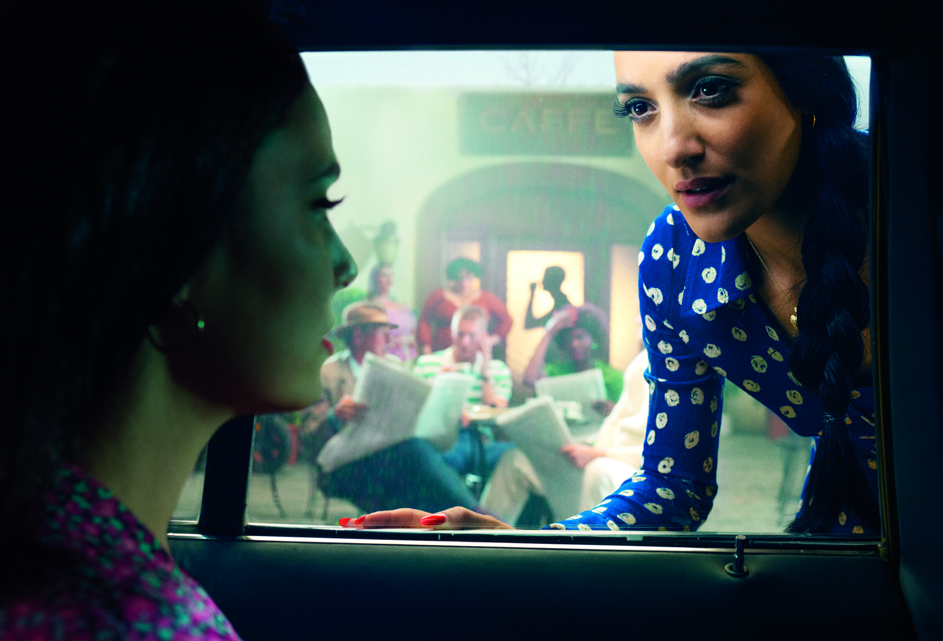 Συνέντευξη: Η αμερικανίδα φωτογράφος Alex Prager μιλάει για τις 12 εικόνες του νέου ημερολογίου της Lavazza με τίτλο «YES! We 're Open»