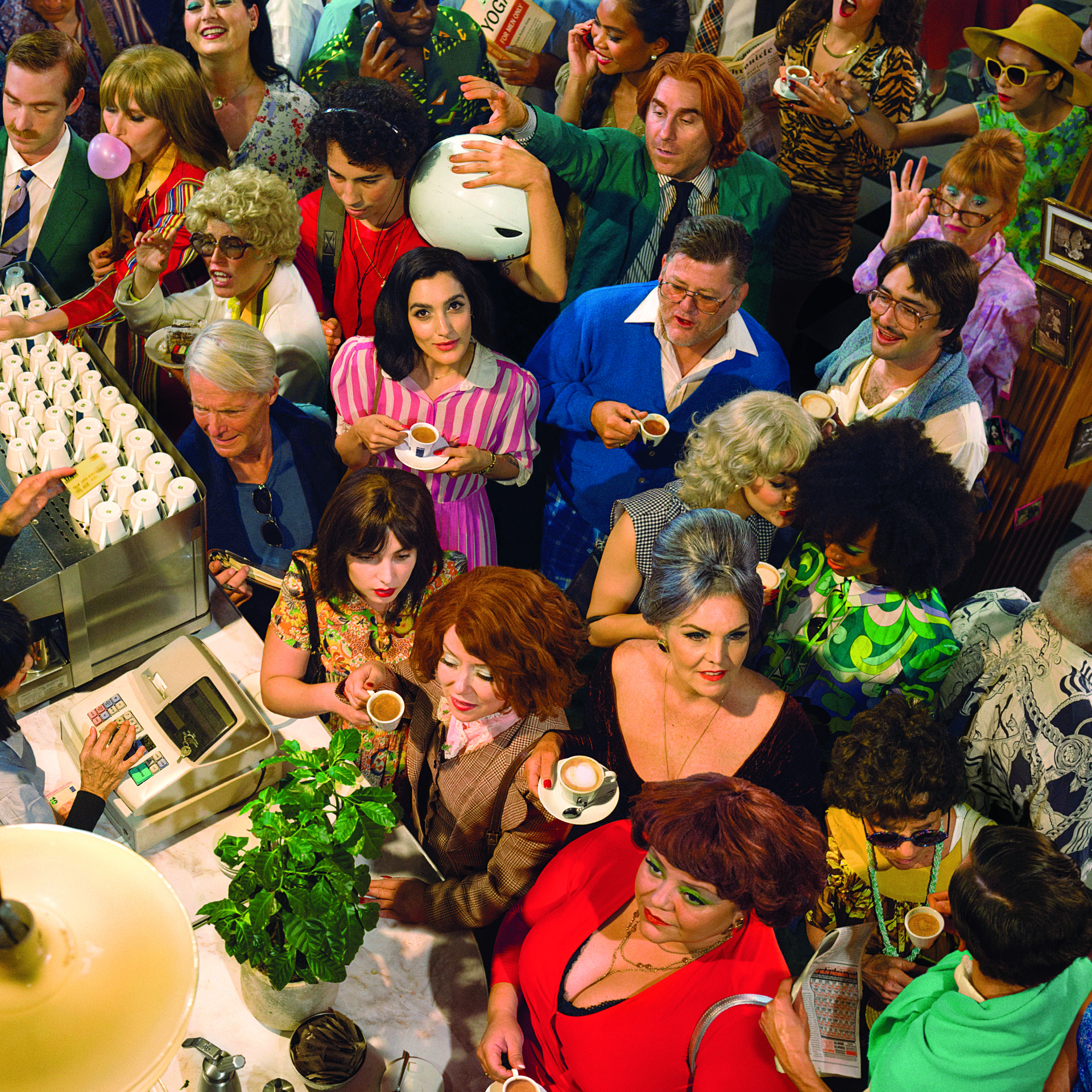 Συνέντευξη: Η αμερικανίδα φωτογράφος Alex Prager μιλάει για τις 12 εικόνες του νέου ημερολογίου της Lavazza με τίτλο «YES! We 're Open»