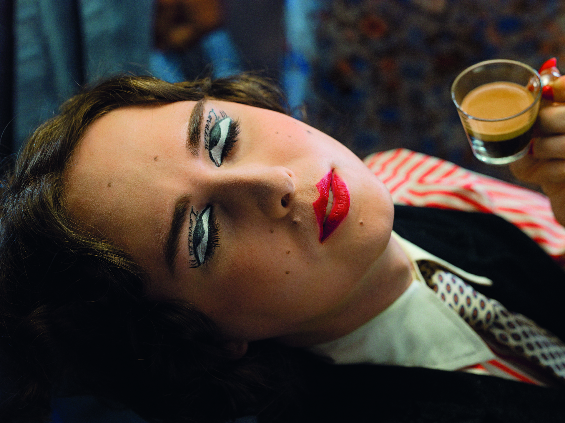 Συνέντευξη: Η αμερικανίδα φωτογράφος Alex Prager μιλάει για τις 12 εικόνες του νέου ημερολογίου της Lavazza με τίτλο «YES! We 're Open»