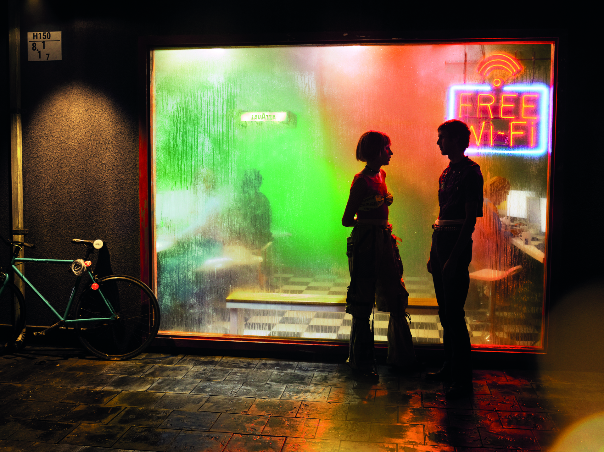 Συνέντευξη: Η αμερικανίδα φωτογράφος Alex Prager μιλάει για τις 12 εικόνες του νέου ημερολογίου της Lavazza με τίτλο «YES! We 're Open»