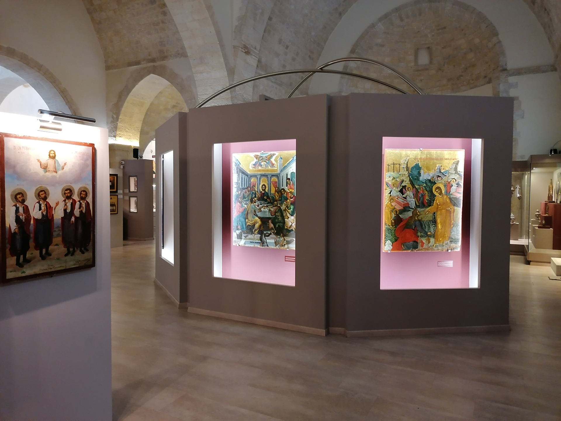 Μουσείο Χριστιανικής Τέχνης, Αγ. Αικατερίνη Σιναϊτών. Στο κέντρο, 		εικόνες του Δαμασκηνού