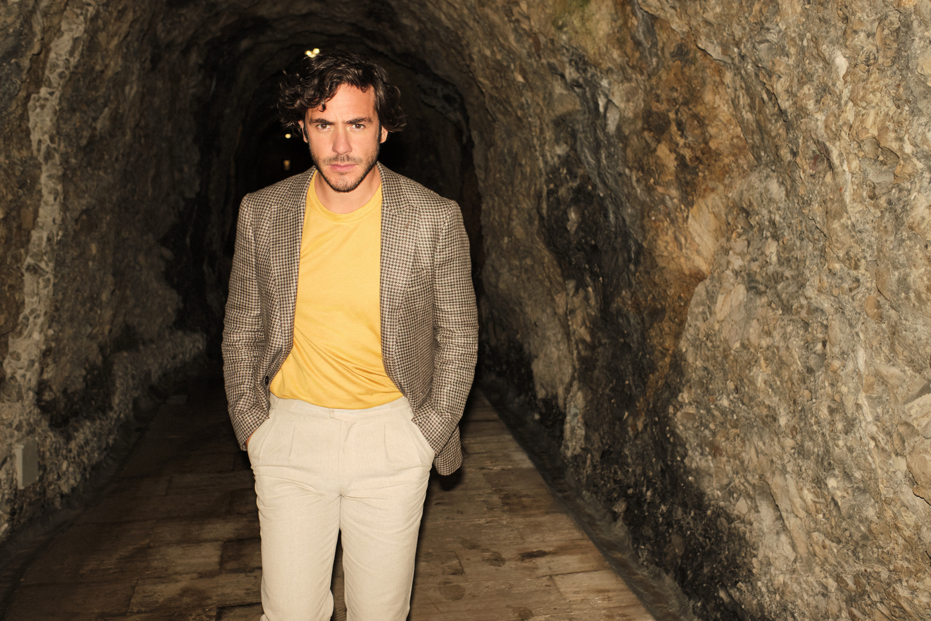 O Jack Savoretti μιλάει στην ATHENS VOICE, πριν τις συναυλίες του σε Αθήνα και Θεσσαλονίκη, για τη μεγάλη επιτυχία του άλμπουμ «Europiana», τη μουσική και τη ζωή του. 