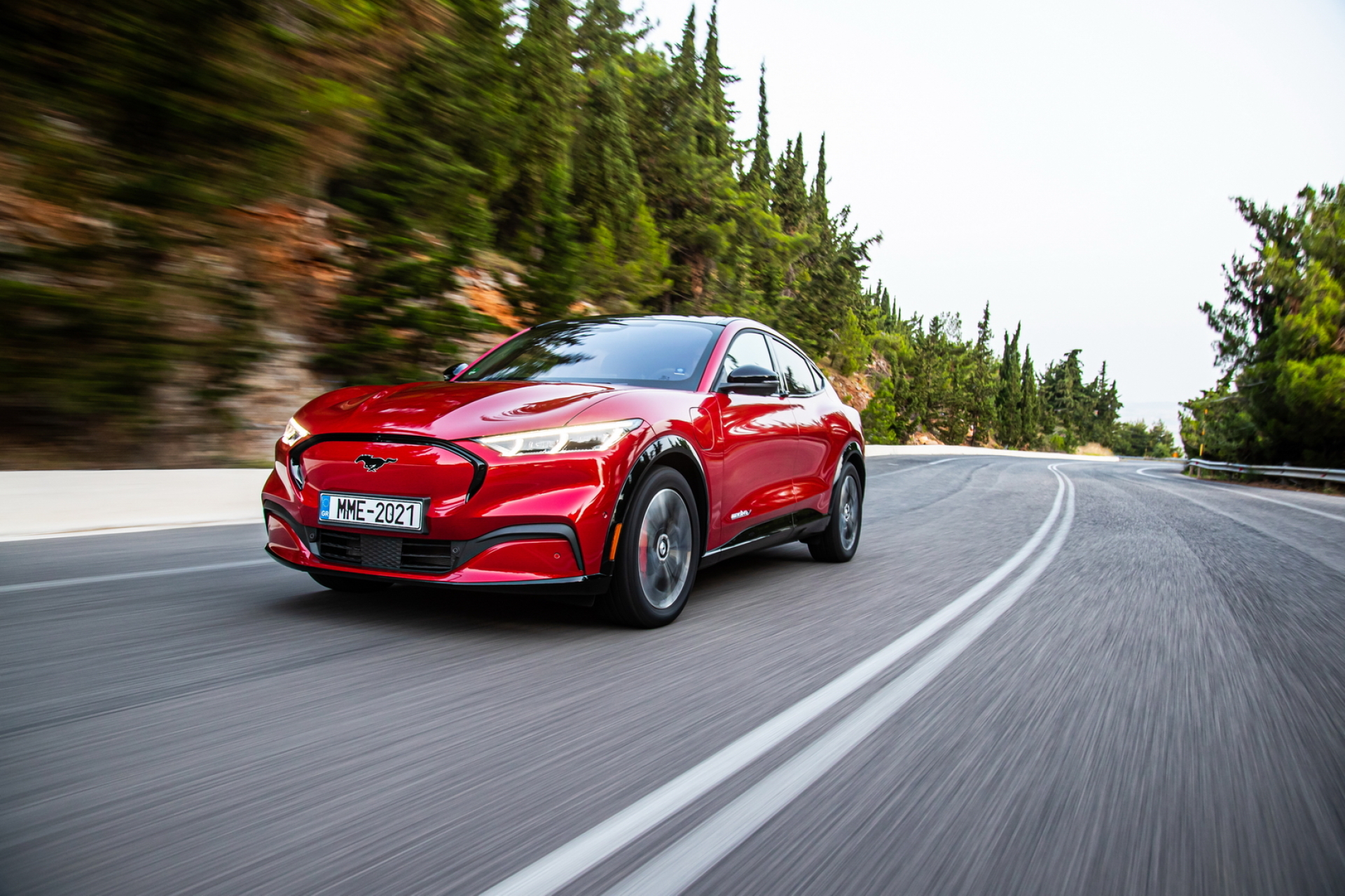 αμάξι τρέχει γρήγορα