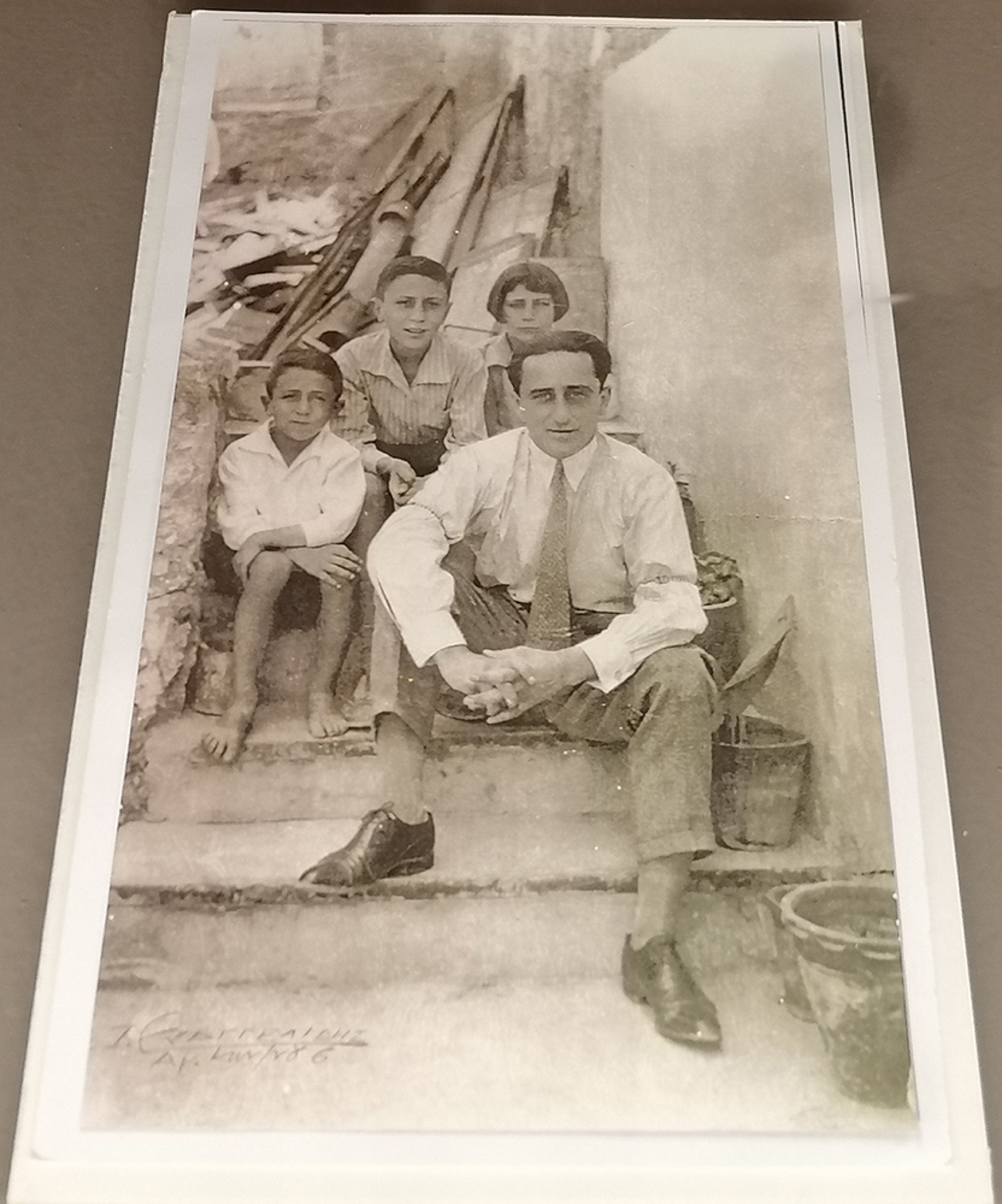 Τα αδέλφια Γιώργος, Γιάννης, Όλγα με τον θείο τους Σπύρο Μιχάλη. Άρτα, 1925