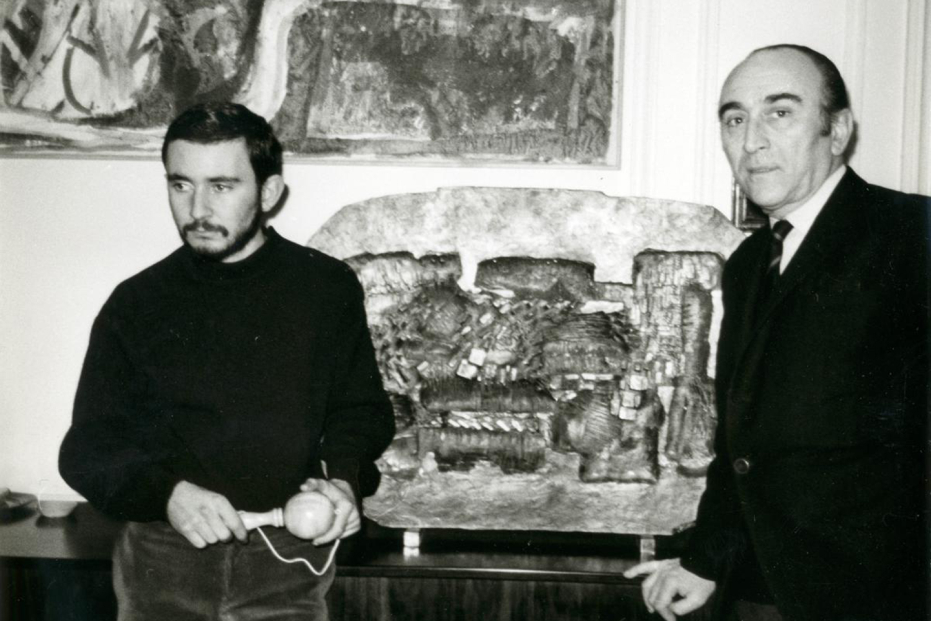 Ο Κωνσταντίνος με τον πατέρα του, μπροστά σε γλυπτό της μητέρας του, Παρίσι, 1970-1979