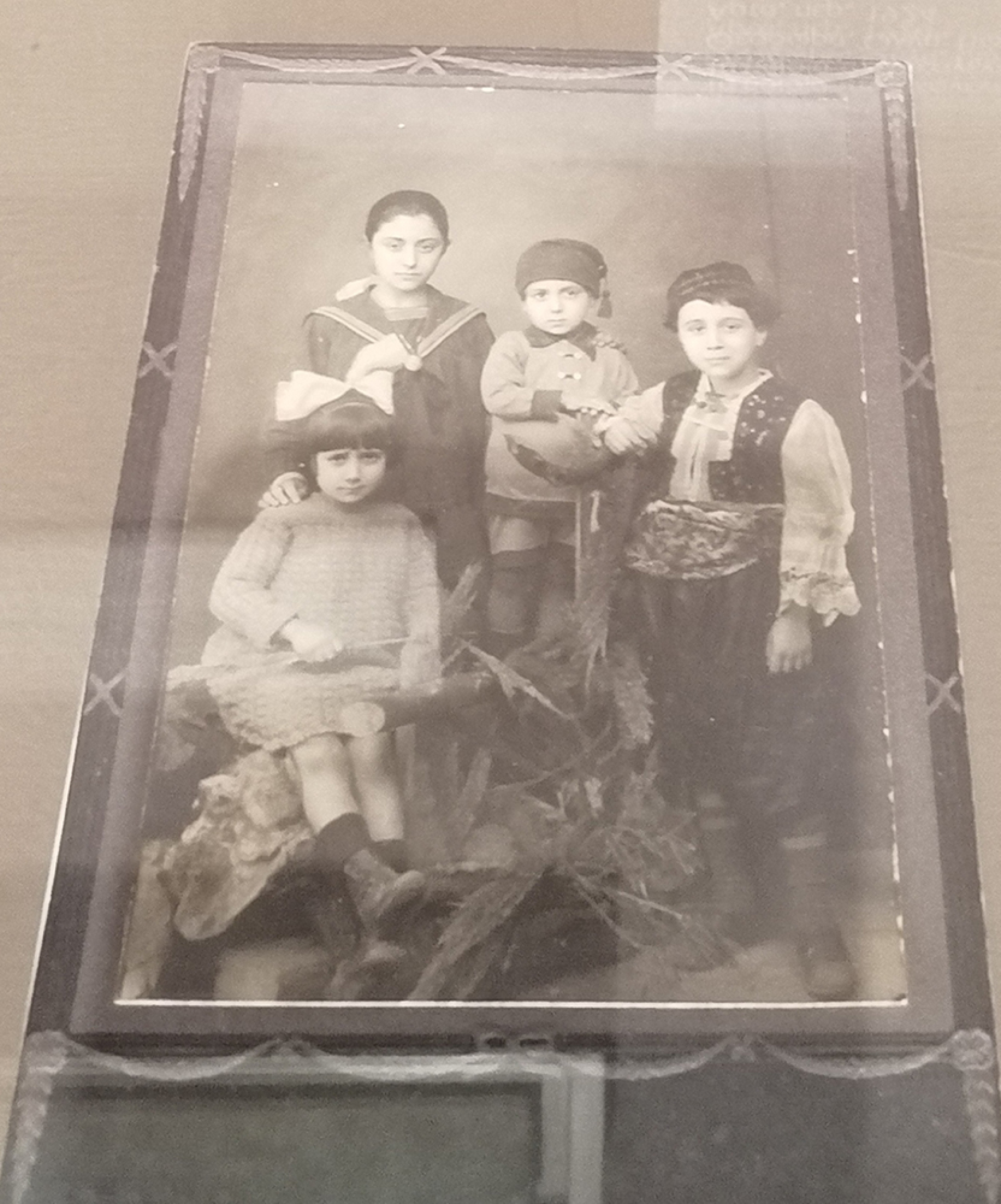 Τα παιδιά της οικογένειας Μόραλη. Από αριστερά: Θεοδώρα, Όλγα, Γιώργος, Γιάννης. Άρτα, 1924