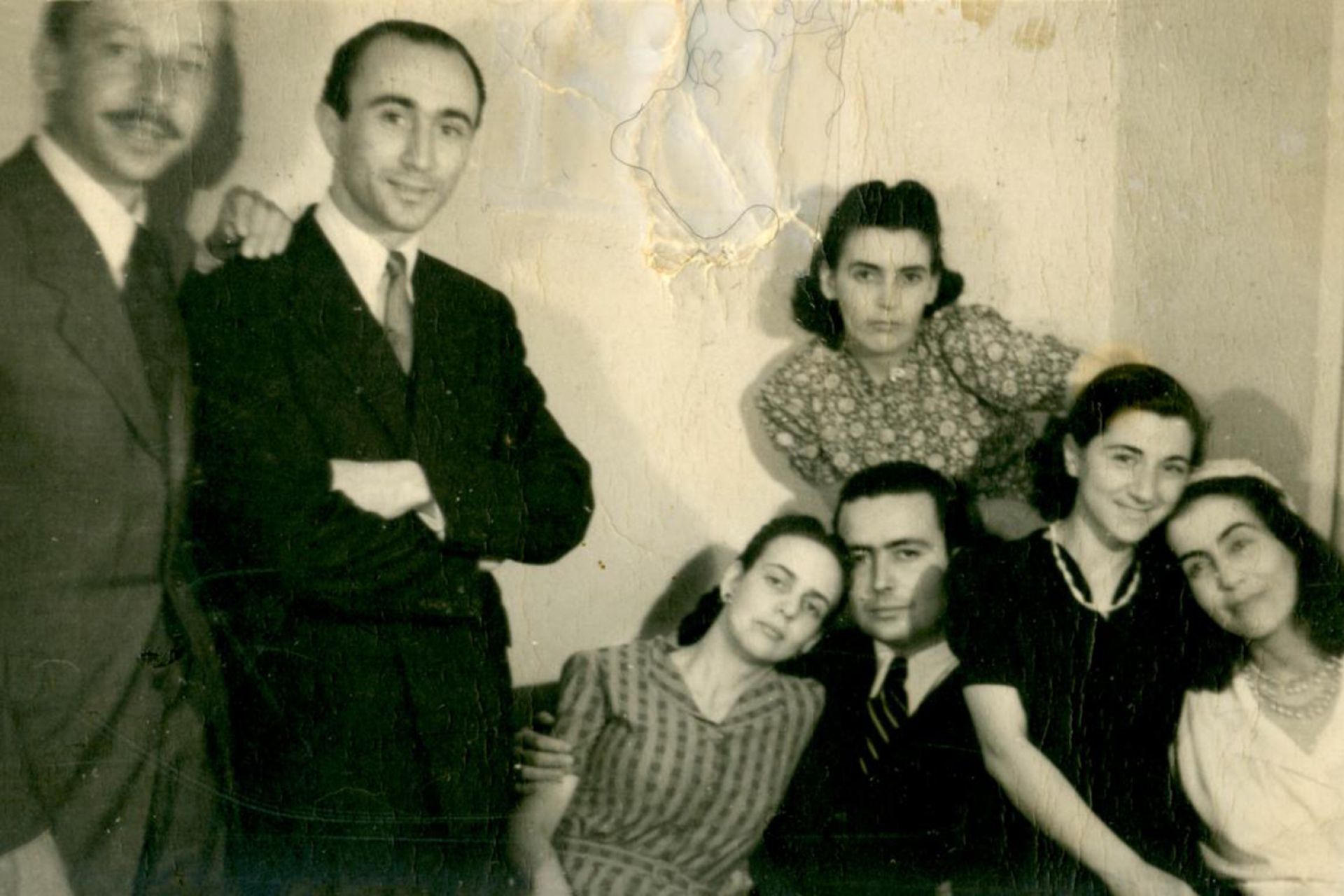 Ο Γιάννης Μόραλης με φίλους και συγγενείς. Δεξιά η αδελφή του Θεοδώρα και η Μαρία Ρουσσέν, περ. 1941