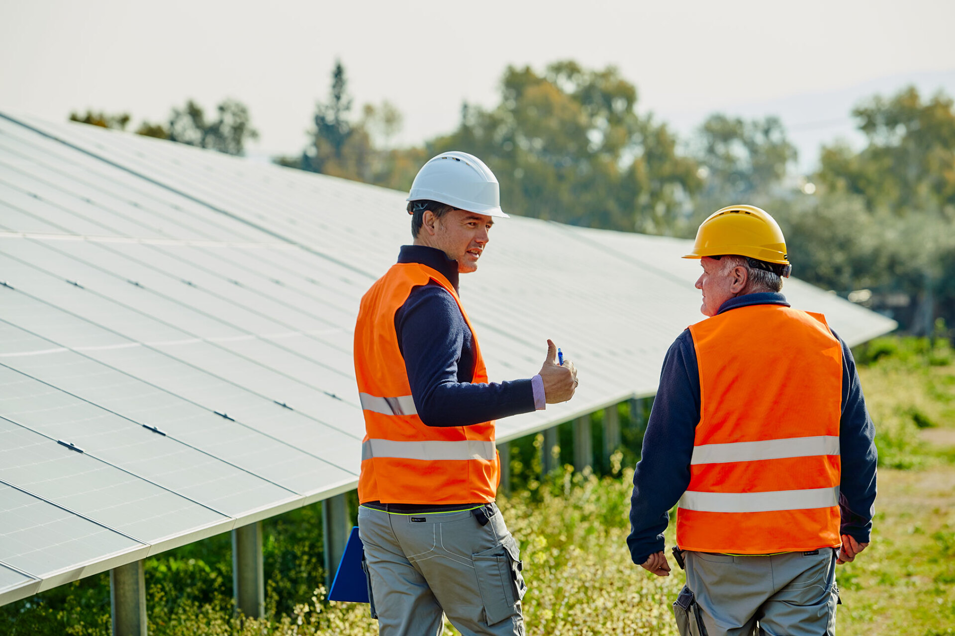 Άνδρες με γιλέκα εργασίας