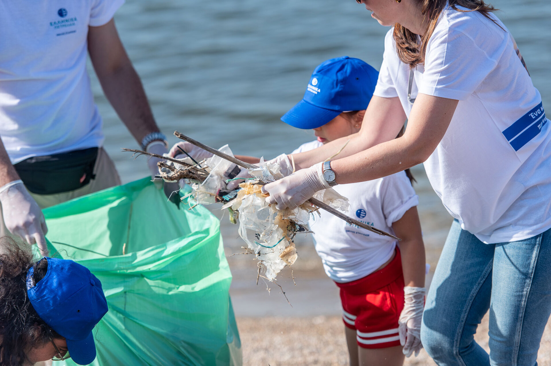 Γυναίκακαι παιδί μαζεύουν σκουπίδια