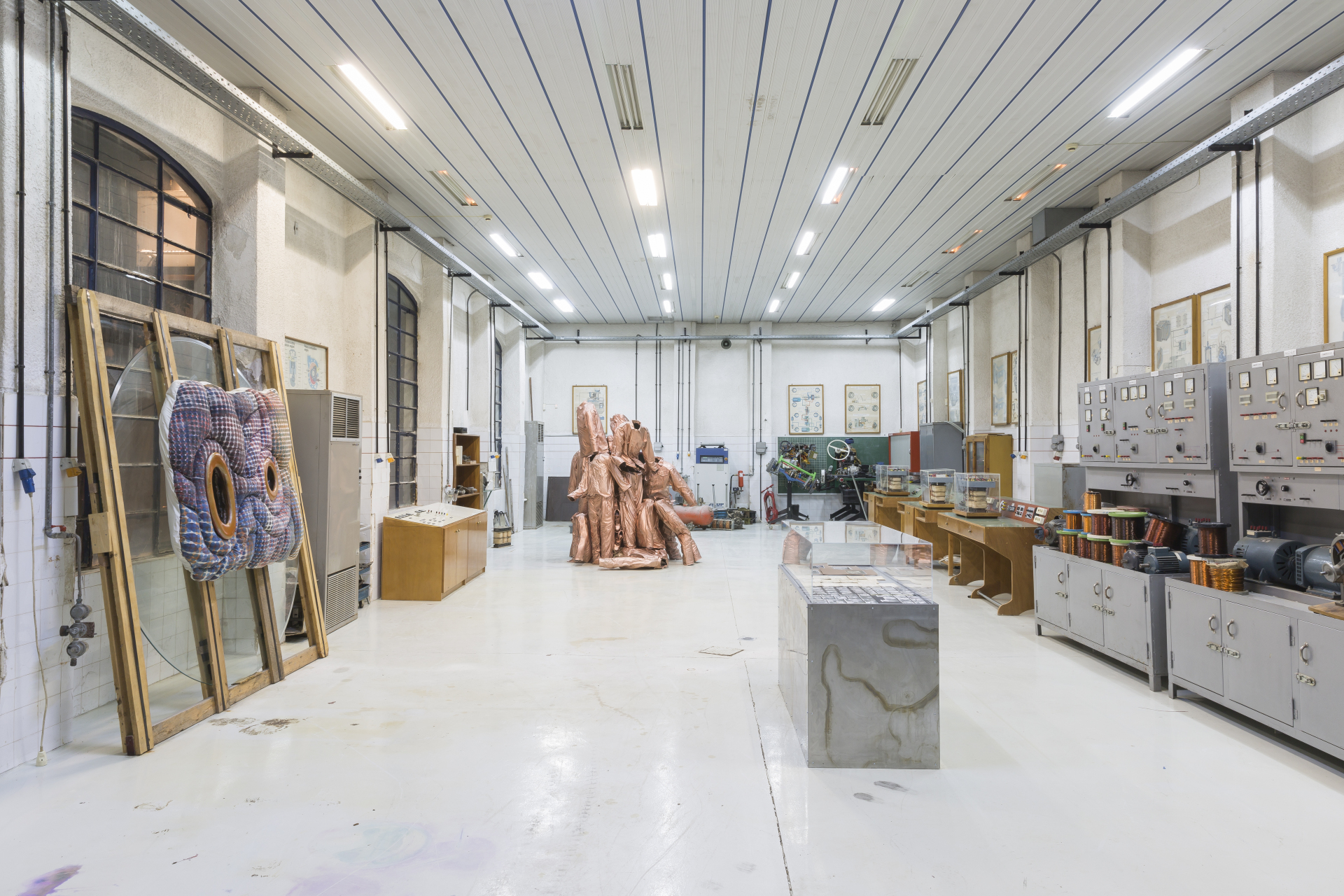 Άποψη της έκθεσης "This current between us" στον ΑΗΣ της ΔΕΗ του Νέου Φαλήρου