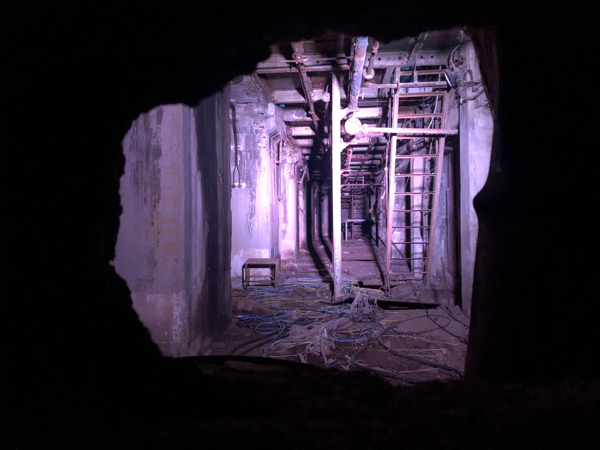 Μια ματιά στο εσωτερικό του ιστορικού κτιρίου της ΑΗΣ της ΔΕΗ του Νέου Φαλήρου