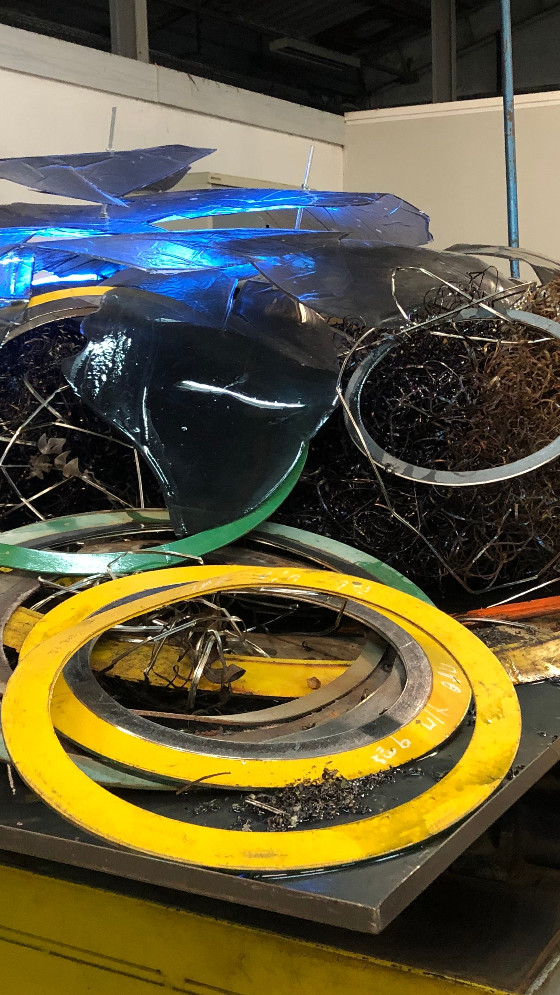 Λεπτομέρεια του γλυπτού του Αλέξανδρου Τζάννη "Vices and clamps, a working spiral"