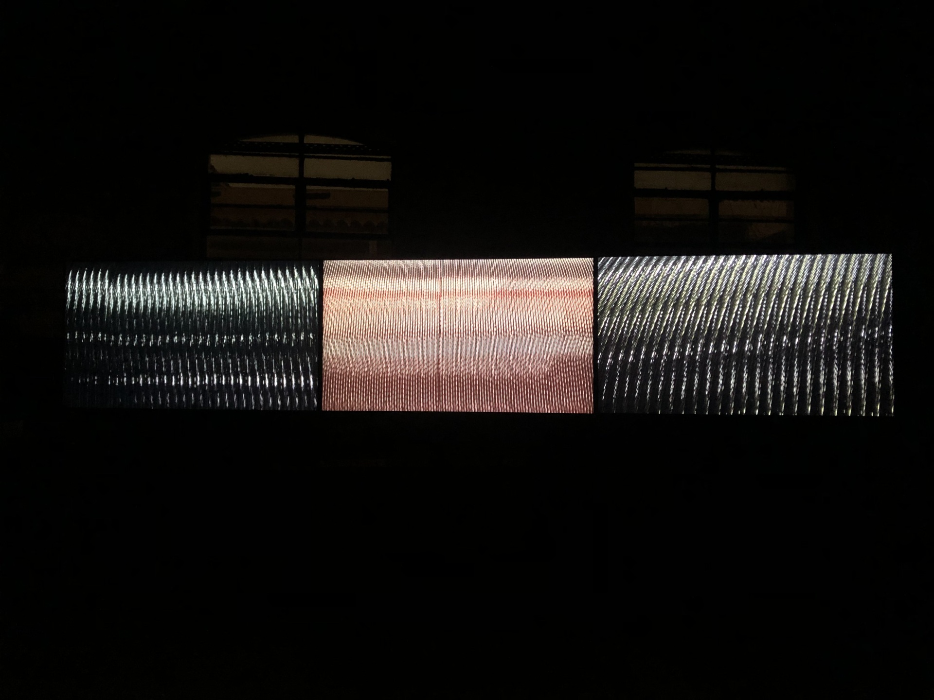 Η τρίπτυχη προβολή του Ali Kazma "Electric" στην έκθεση "This current between us" στον ΑΗΣ της ΔΕΗ του Νέου Φαλήρου