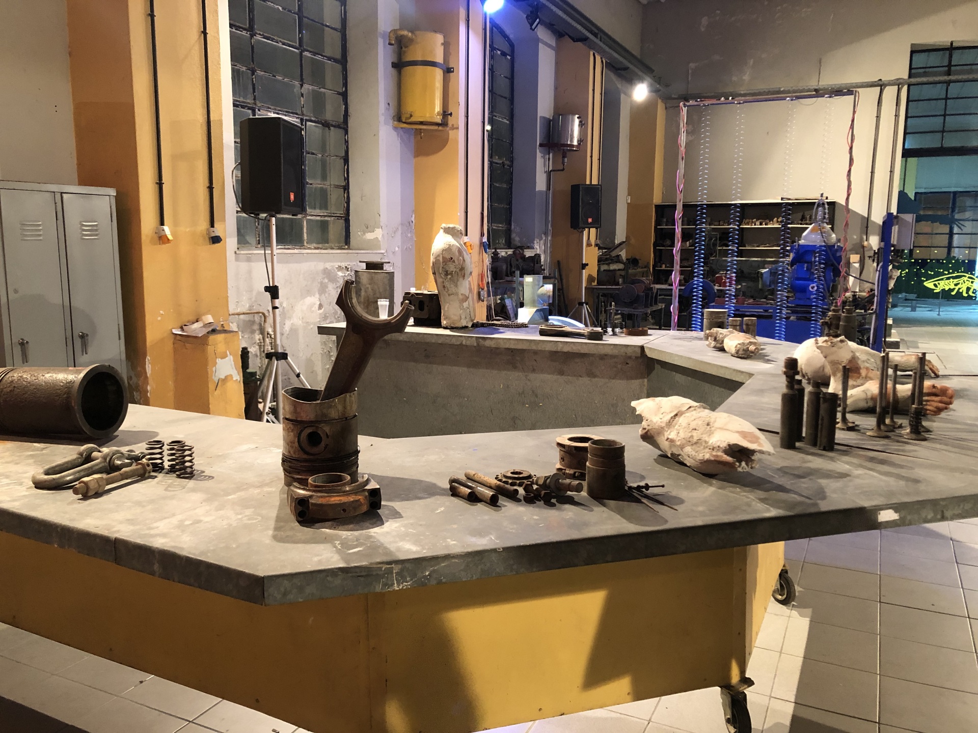 Άποψη της έκθεσης με τις εγκαταστάσεις των Άννας Μαστρομιχάλη και Τζεφ Βάγγερ