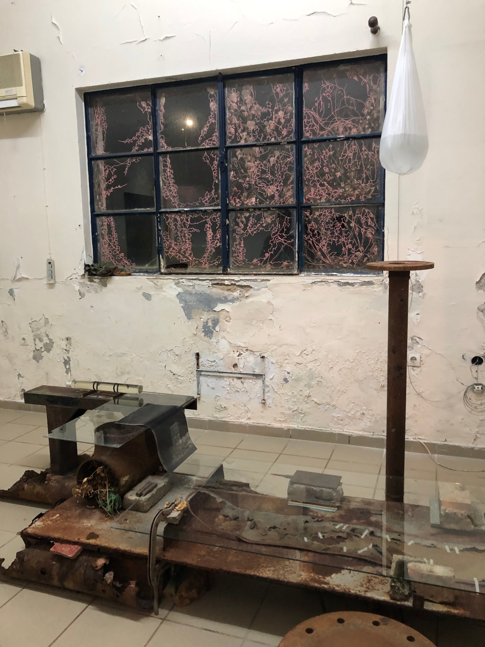 Η εγκατάσταση της Αθηνάς Κουμπαρούλη "Εγκιβωτισμός"