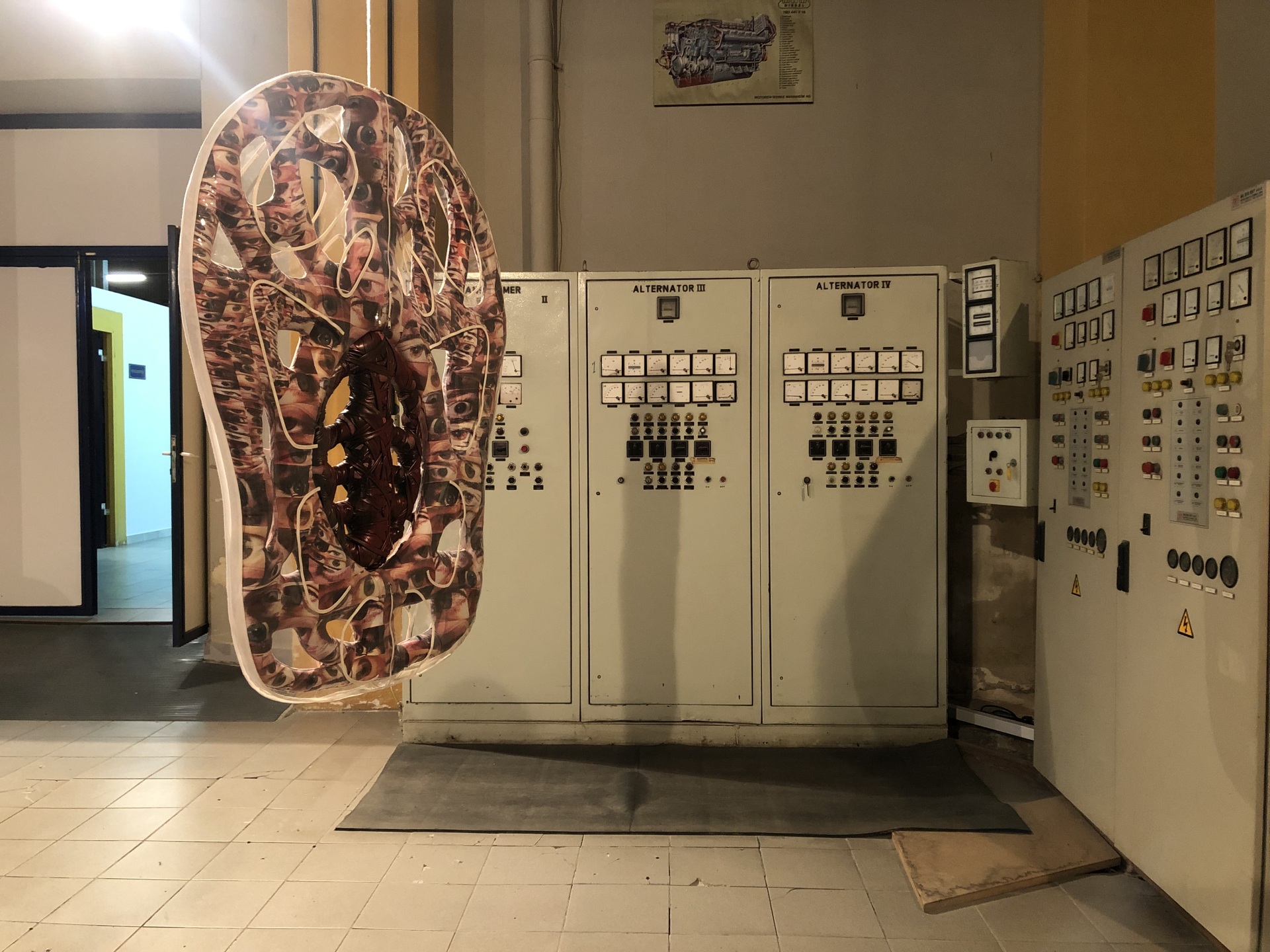 To γλυπτό της Ελένης Χριστοδούλου "Protection bag" στο Εφαρμοστήριο του ΑΗΣ της ΔΕΗ στο Νέο Φάληρο