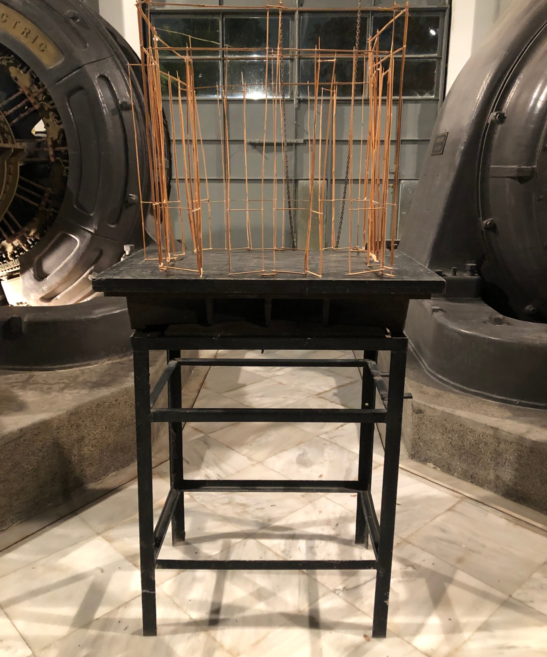 Το "Ηλιακό σπίτι" του Νίκου Αλεξίου ανάμεσα στους ιστορικούς στρεφόμενους μετασχηματιστές του ΑΗΣ της ΔΕΗ στο Νέο Φάληρο