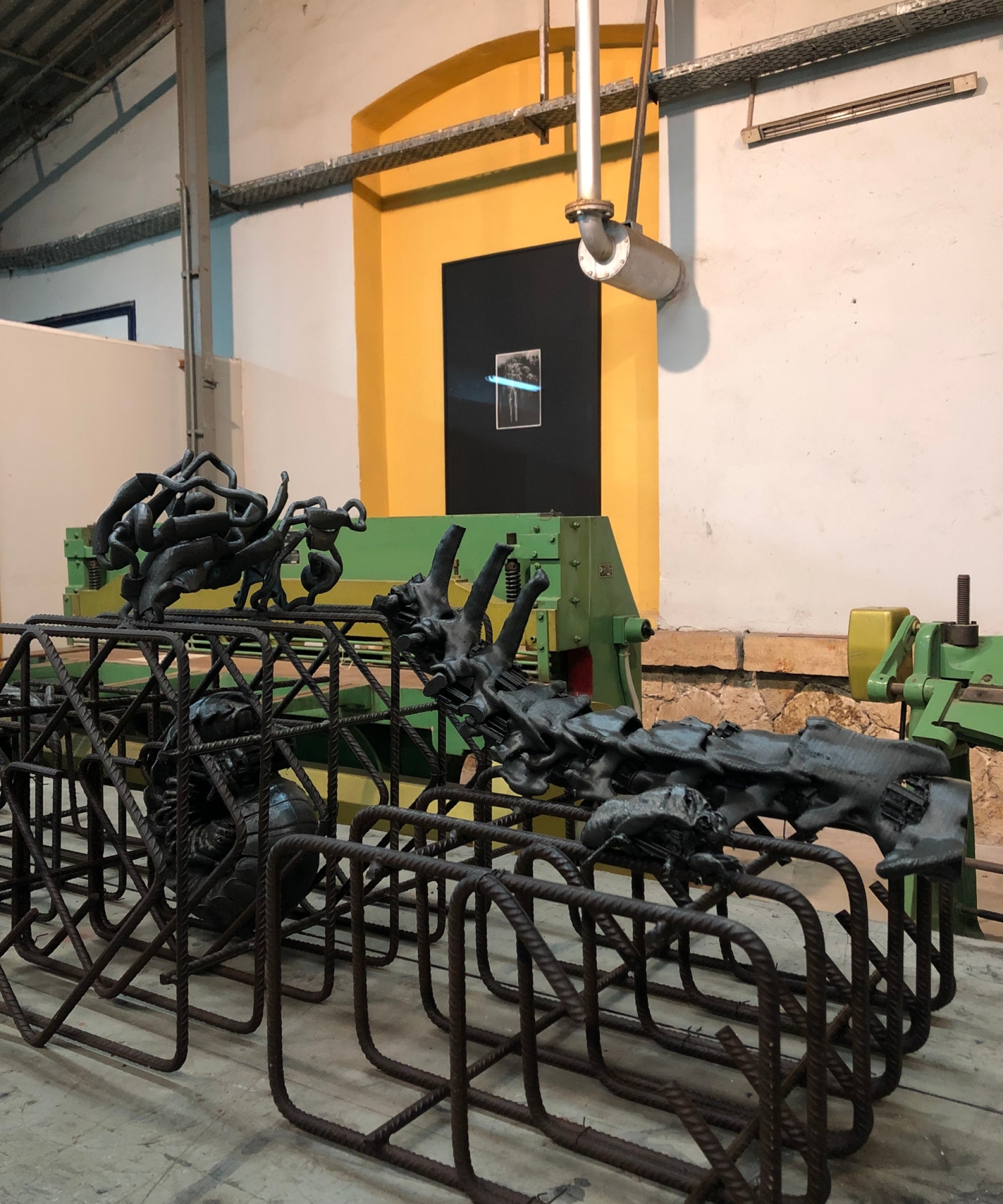 Η εγκατάσταση του Πέτρου Μώρη "Columns (Subterranean network)" στο Εφαρμοστήριο