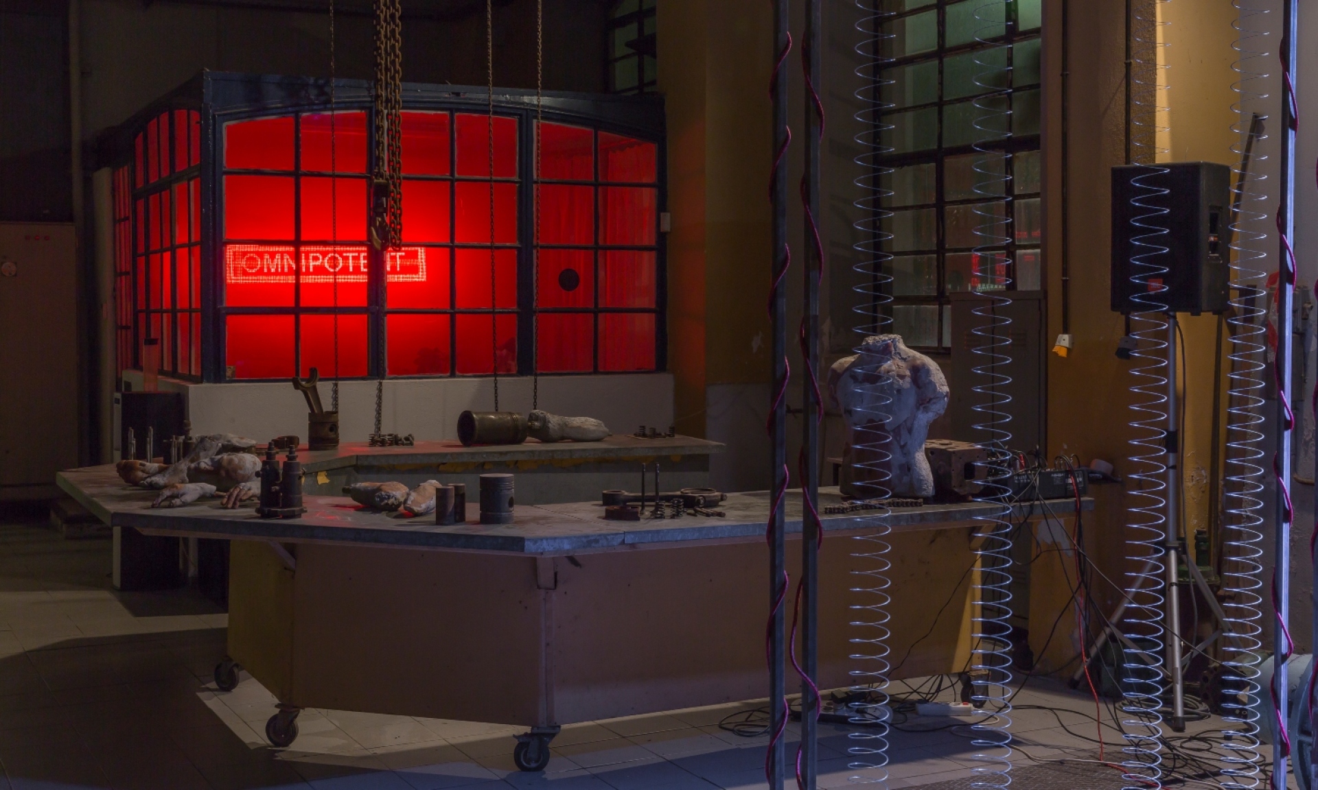 Άποψη της έκθεσης "This current between us" στον ΑΗΣ της ΔΕΗ του Νέου Φαλήρου