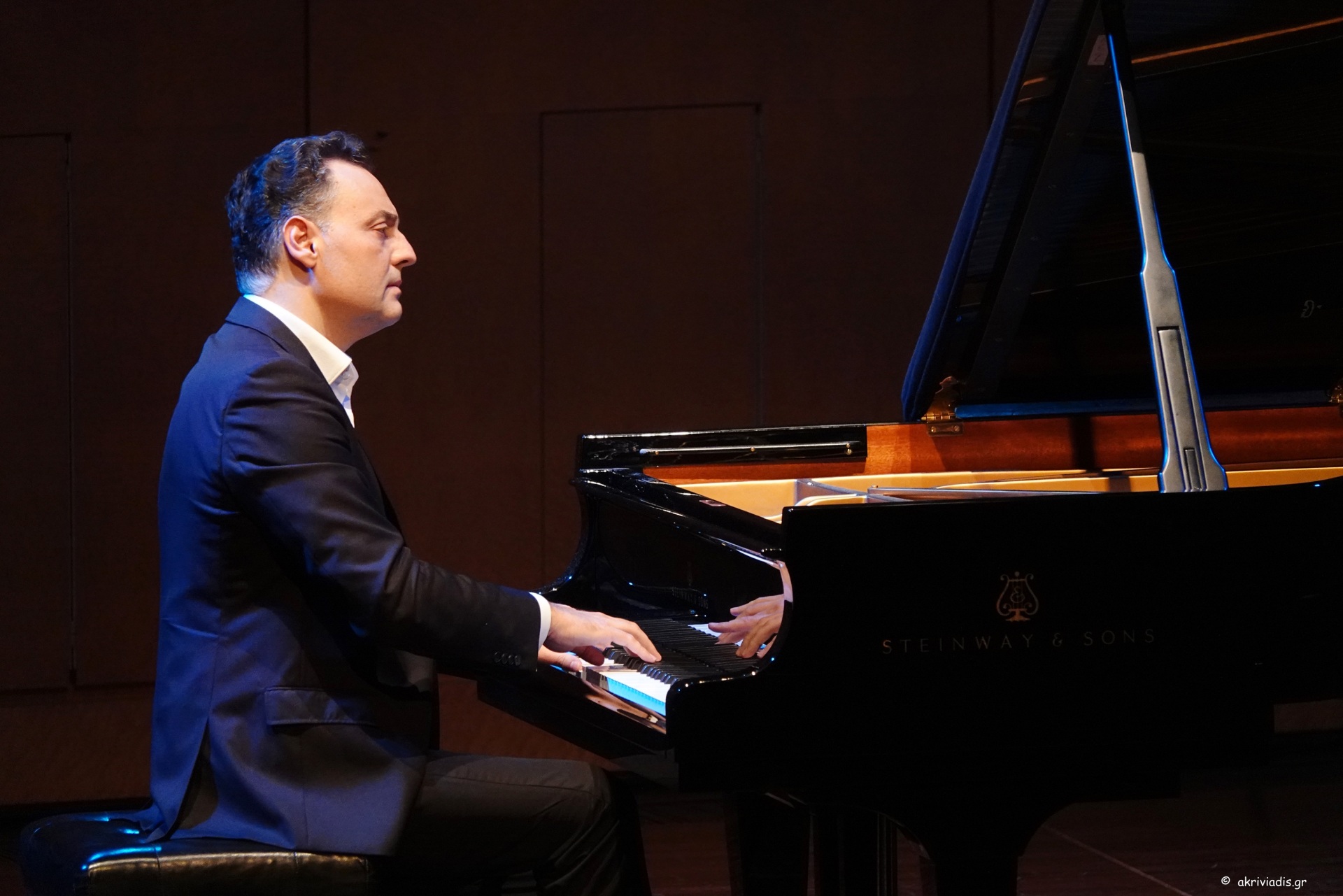 Ο Νίκος Λαάρης θα ερμηνεύσει έργα των Μάικλ Νάυμαν, Ερίκ Σατί, Φίλιπ Γκλας, Γιαν Τίρσεν, Τζον Κέιτζ και Άρβο Παιρτ 