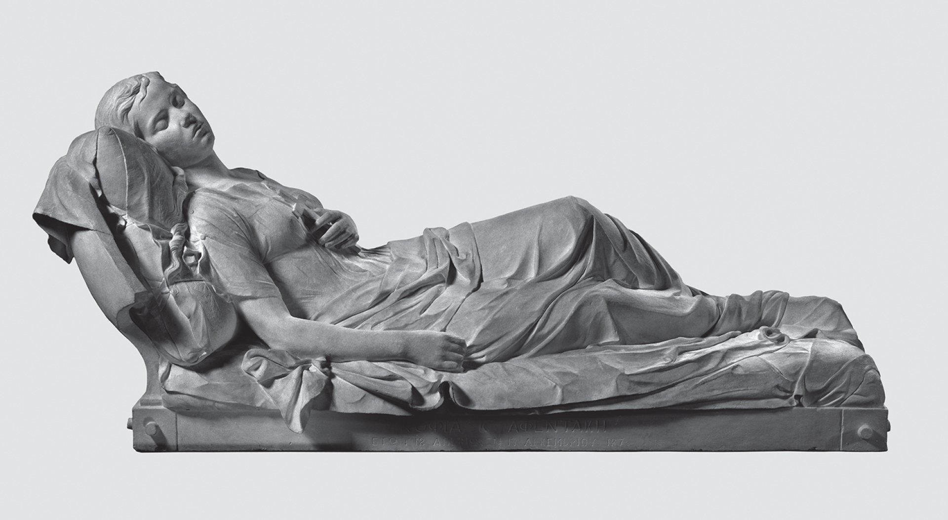 Η «Κοιμωμένη», το πιο γνωστό έργο της νεοελληνικής γλυπτικής, παραγγελία για τον τάφο της Σοφίας Αφεντάκη στο Α’ Νεκροταφείο της Αθήνας. Το γύψινο εκμαγείο του έργου παρουσιάζεται στη μόνιμη έκθεση γλυπτικής της Εθνικής Πινακοθήκης. 