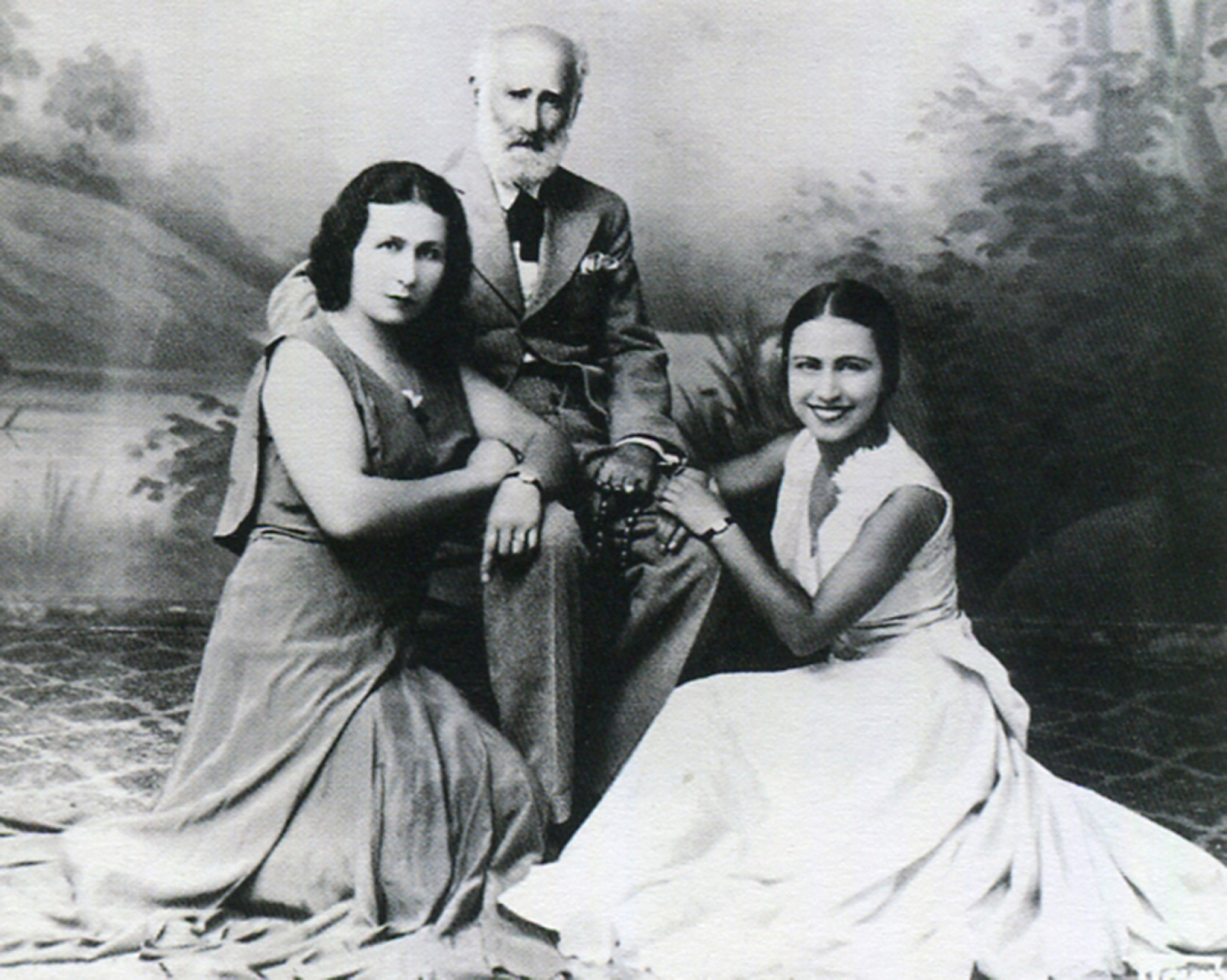 Ο Χαλεπάς με τις ανιψιές του, Ειρήνη και Ευτυχία, μετά το 1930 