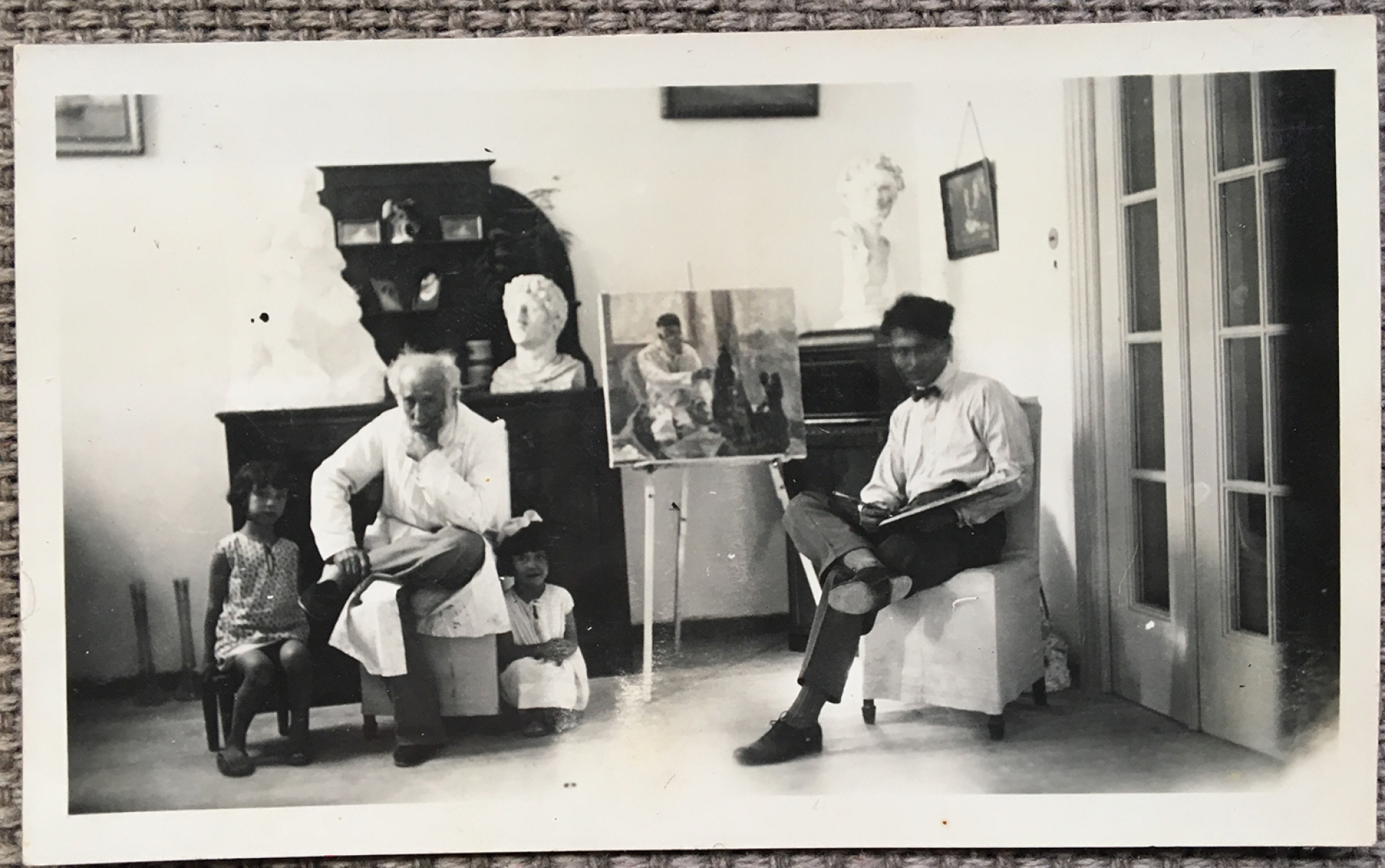 Ο Γιαννούλης Χαλεπάς και ο ζωγράφος Κώστας Αργυρίου στην οικία Δαφνομήλη με την προτομή του Σατύρου στο βάθος.