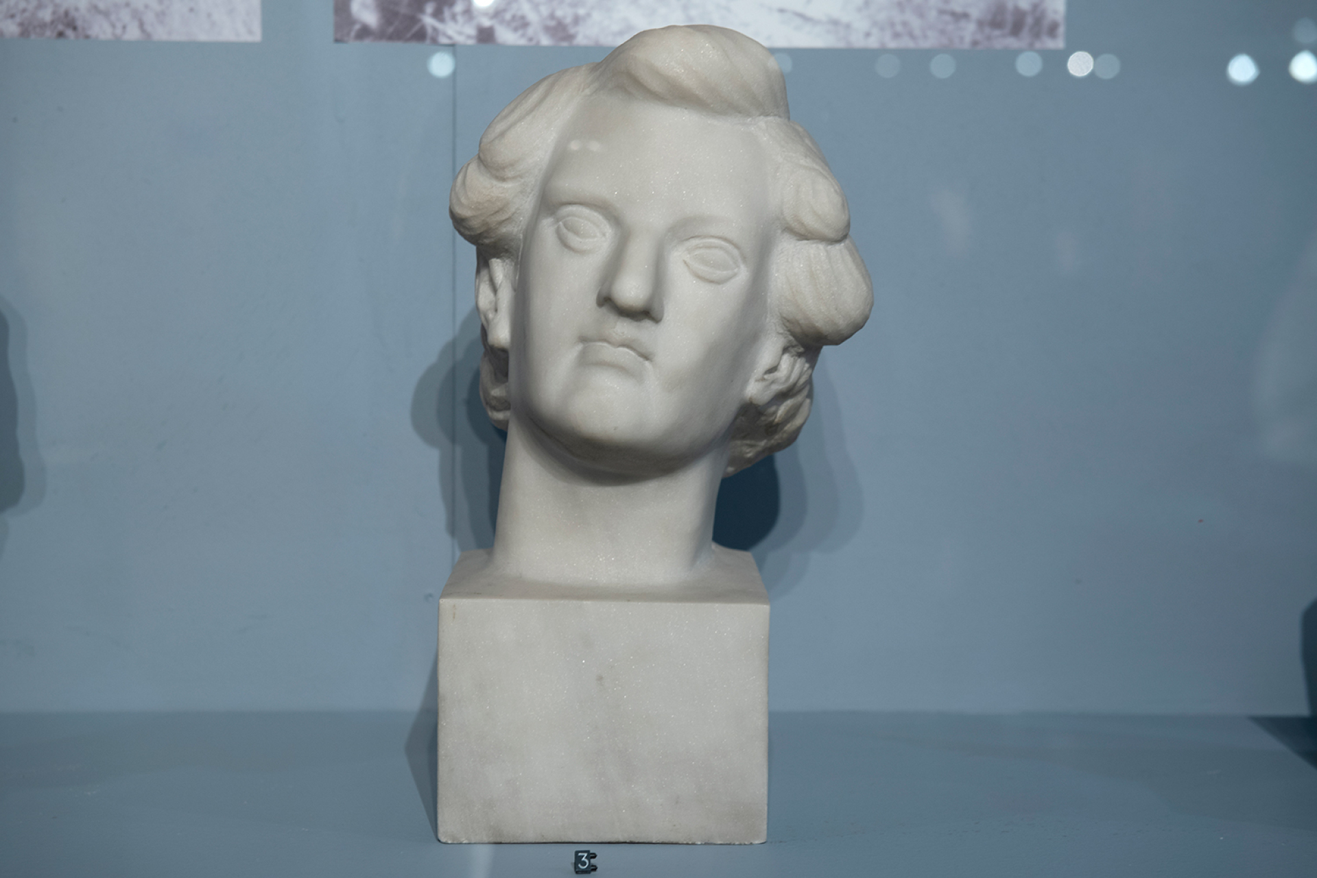 Γιανούλης Χαλεπάς «Εκατόγχειρ». Μάρμαρο, ενυπόγραφο πλάι αριστερά στη βάση με χάραξη: «Γιαν Χαλεπάς/1936 Δεκ.»