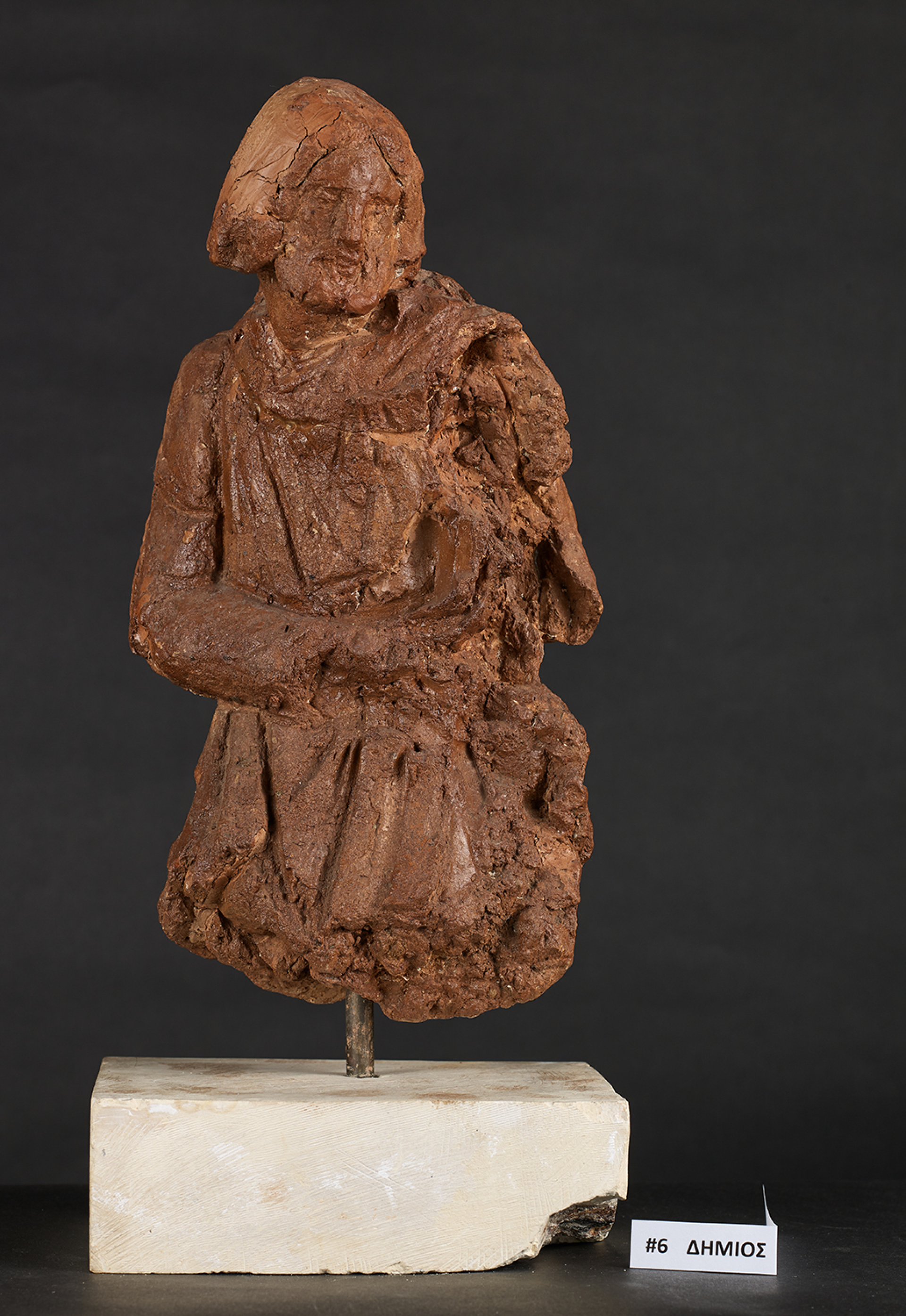 Δήμιος από τη σύνθεση της Γενοβέφας. Σώζεται ο ένας μόνο, γενειοφόρος προς τα δεξιά. Ο δεύτερος δήμιος χάθηκε μετά το 1932