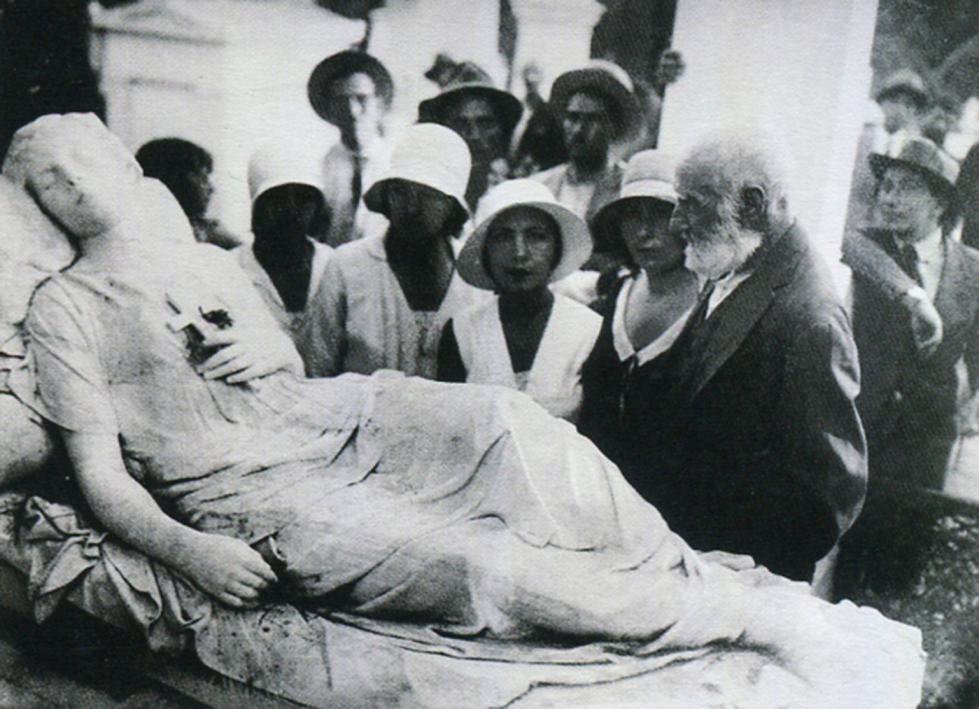 Επίσκεψη του Χαλεπά στην «Κοιμωμένη», στο Α’ Νεκροταφείο Αθήνας, Αύγουστος 1930