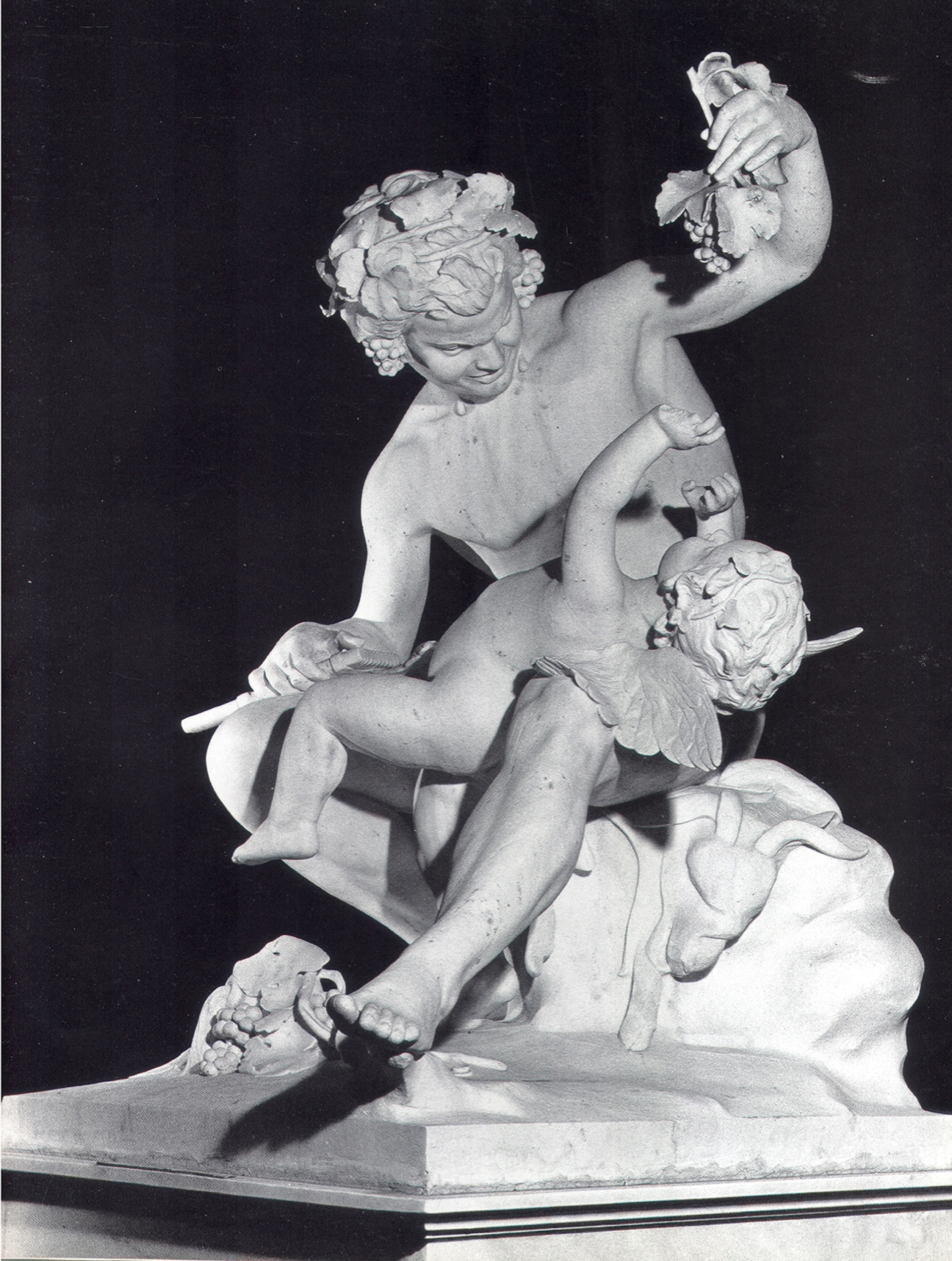 Ο Χαλεπάς δούλεψε το θέμα Σατύρου και Έρωτα πολλές φορές, σε όλες τις περιόδους της δημιουργίας του και σώζονται 12 εκδοχές. Ο «Σάτυρος» (Καραπάνου) κάθεται σε βράχο, ενώ ο Έρωτας, μικρό παιδί ανάμεσα στα πόδια του, προσπαθεί να φτάσει το τσαμπί με τα σταφύλια.