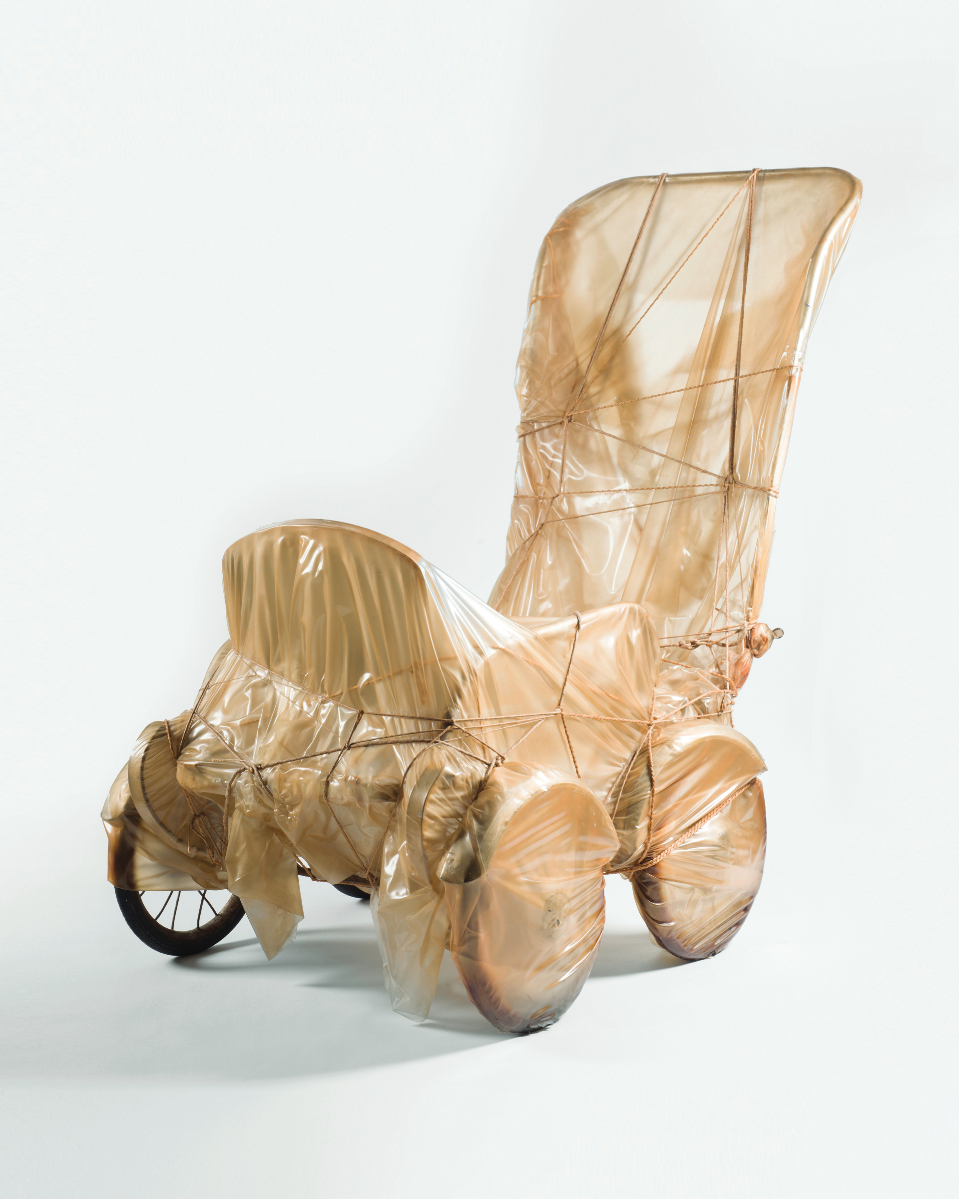 Το γλυπτό του Christo «Περιτυλιγμένο καροτσάκι» στο Μουσείο του Ιδρύματος Γουλανδρή