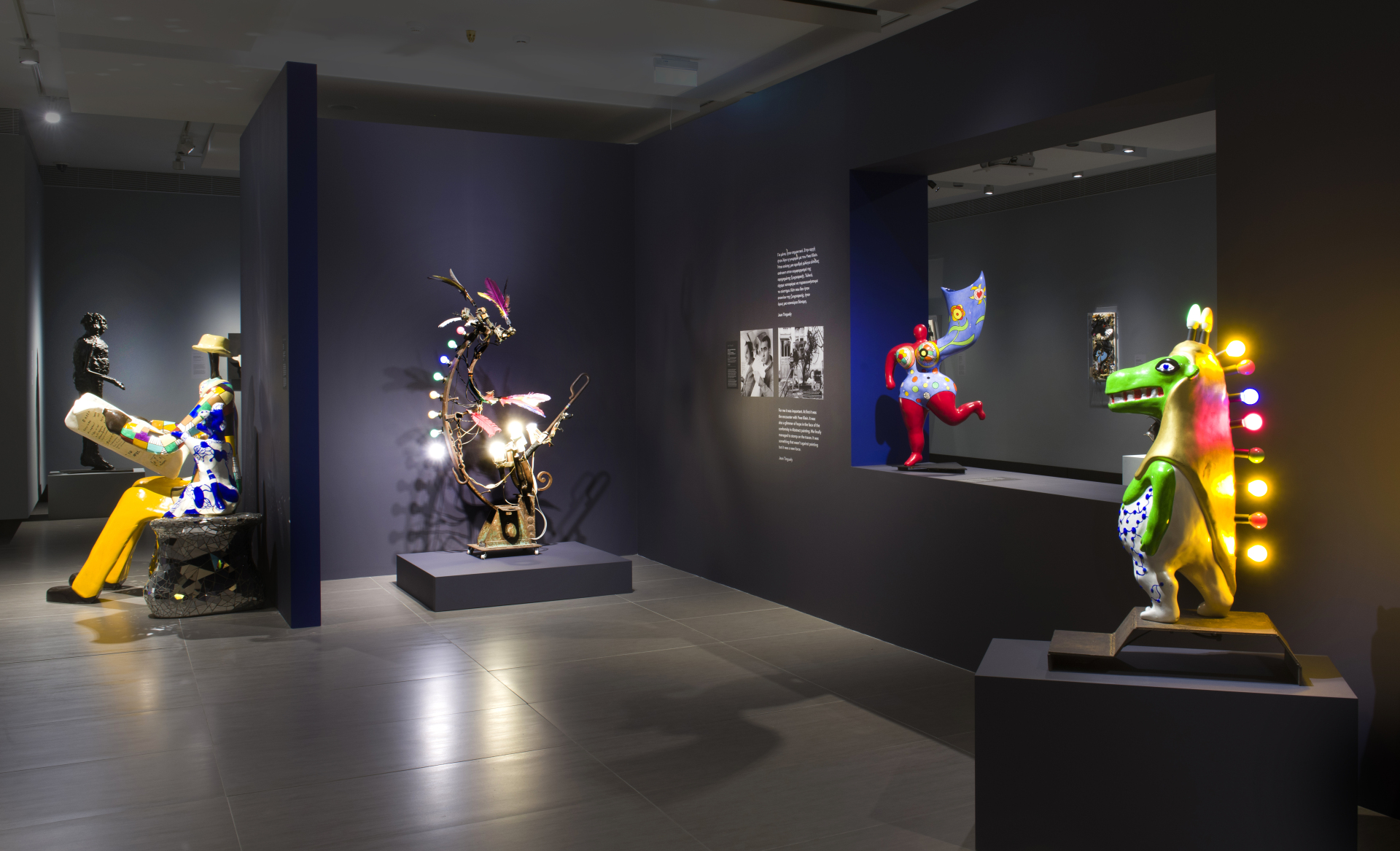 Γλυπτά των Νίκι ντε Σεν Φαλ και Ζαν Τινγκελί στην έκθεση «Nouveau Réalisme» στο Ίδρυμα Β. & Ε. Γουλανδρή