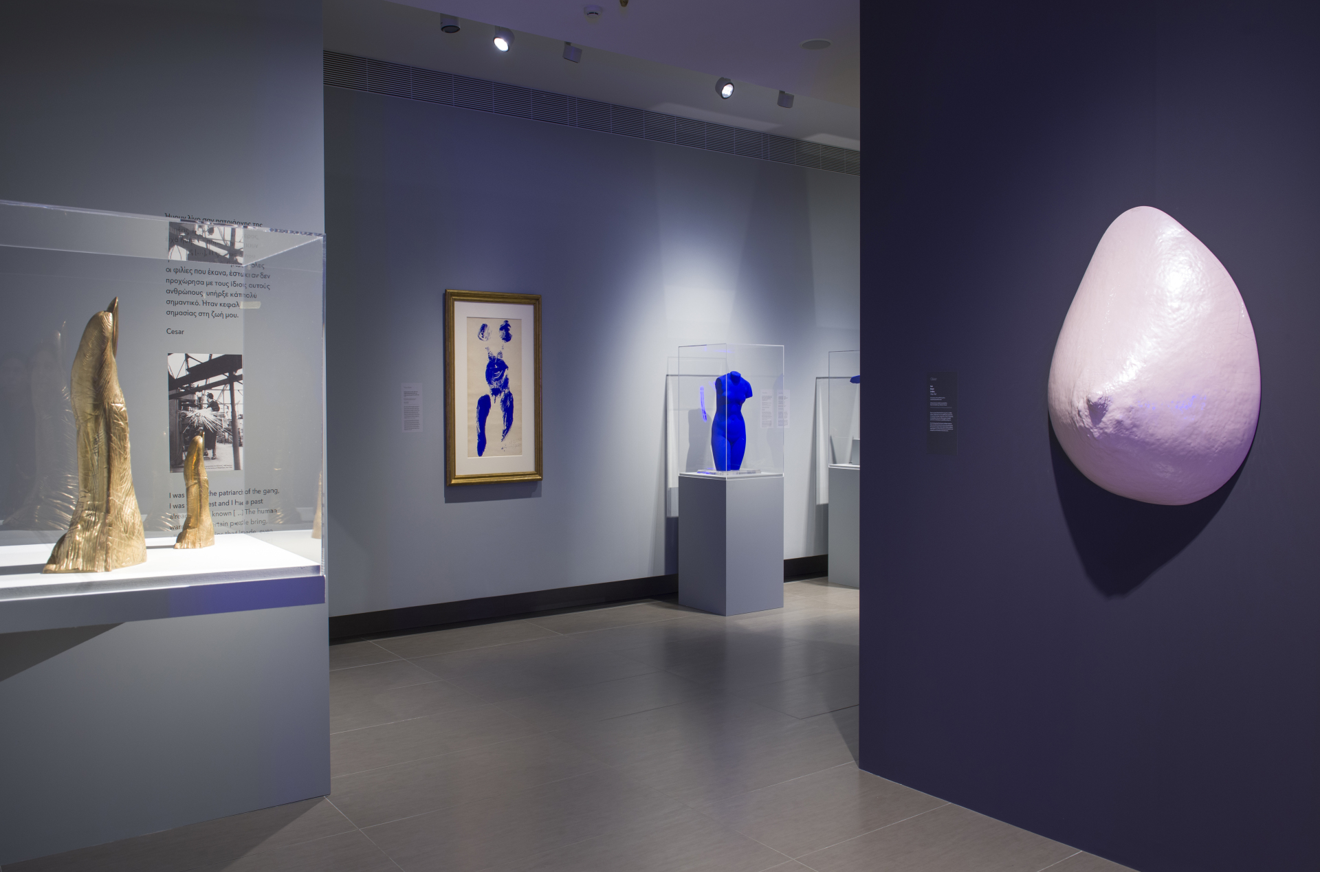 Άποψη της έκθεσης «Nouveau Réalisme» στο Ίδρυμα Β. & Ε. Γουλανδρή με έργα των Σεζάρ και Ιβ Κλάιν