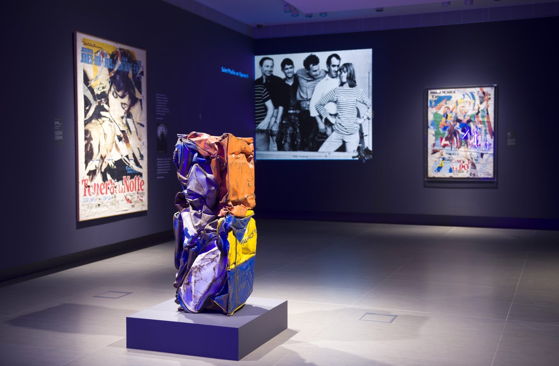 Άποψη της έκθεσης «Nouveau Réalisme» στο Ίδρυμα Β. & Ε. Γουλανδρή με έργα των Cesar και Mimmo Rotella