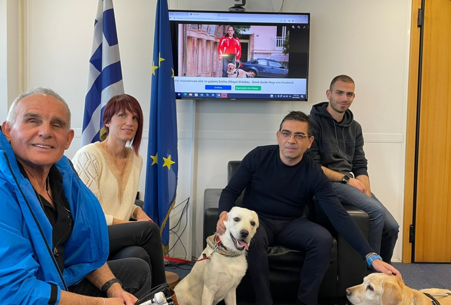 Ο Γενικός Γραμματέας υποδέχεται στις Γιορτές στο γραφείο του άτομα με οπτική αναπηρία. Ο σκύλος, που ο ίδιος χάρισε, εκπαιδεύεται από κουτάβι προκειμένου να γίνει σκύλος οδηγός. 