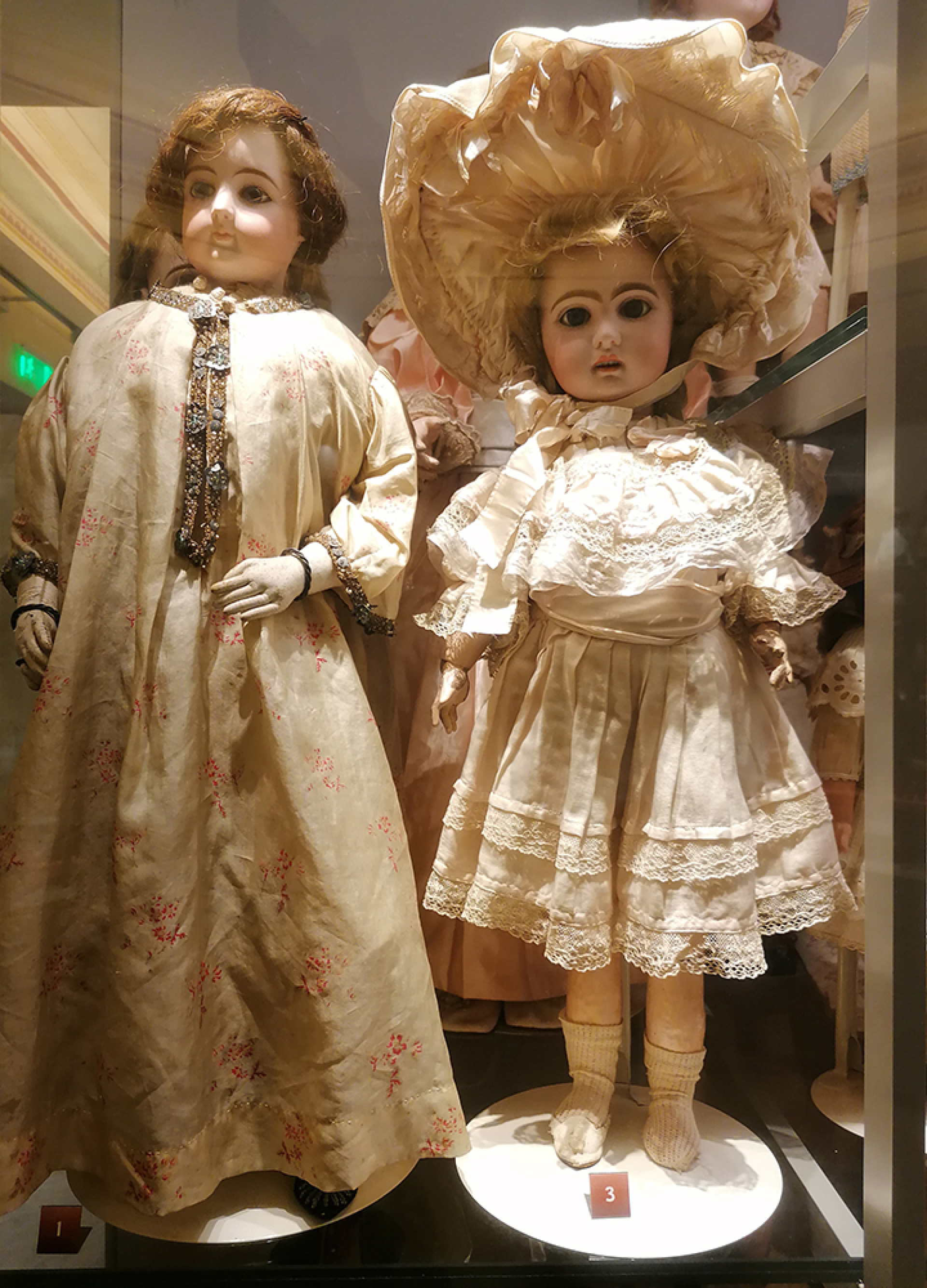 Αριστερά, Κούκλα μόδας, Γαλλία 1860.  Δεξιά, Πορσελάνινη κούκλα Child, 	Γαλλία, τέλος 19ου αιώνα