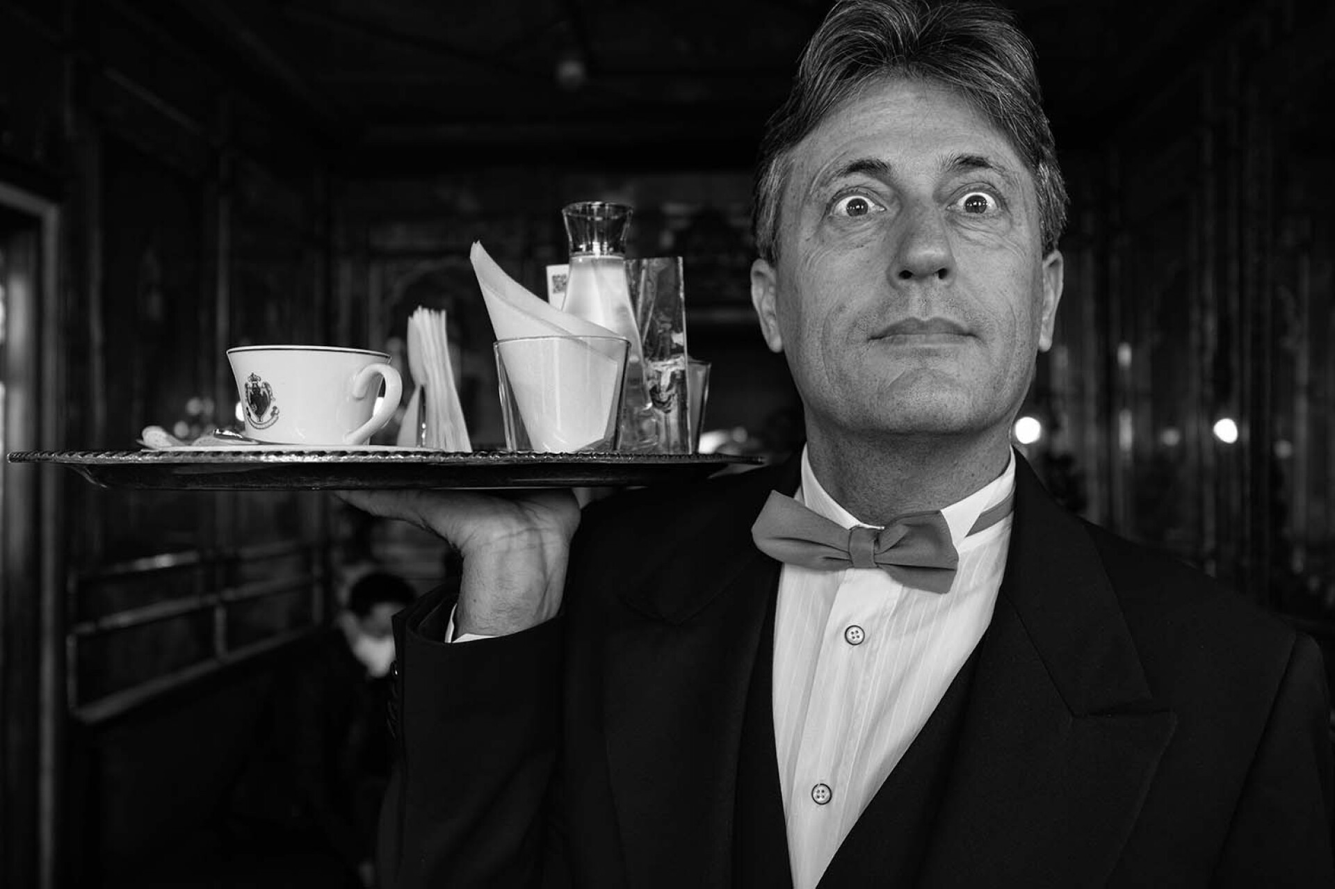 Ένας άντρας που κρατάει ένα δίσκο στην Βενετία. 