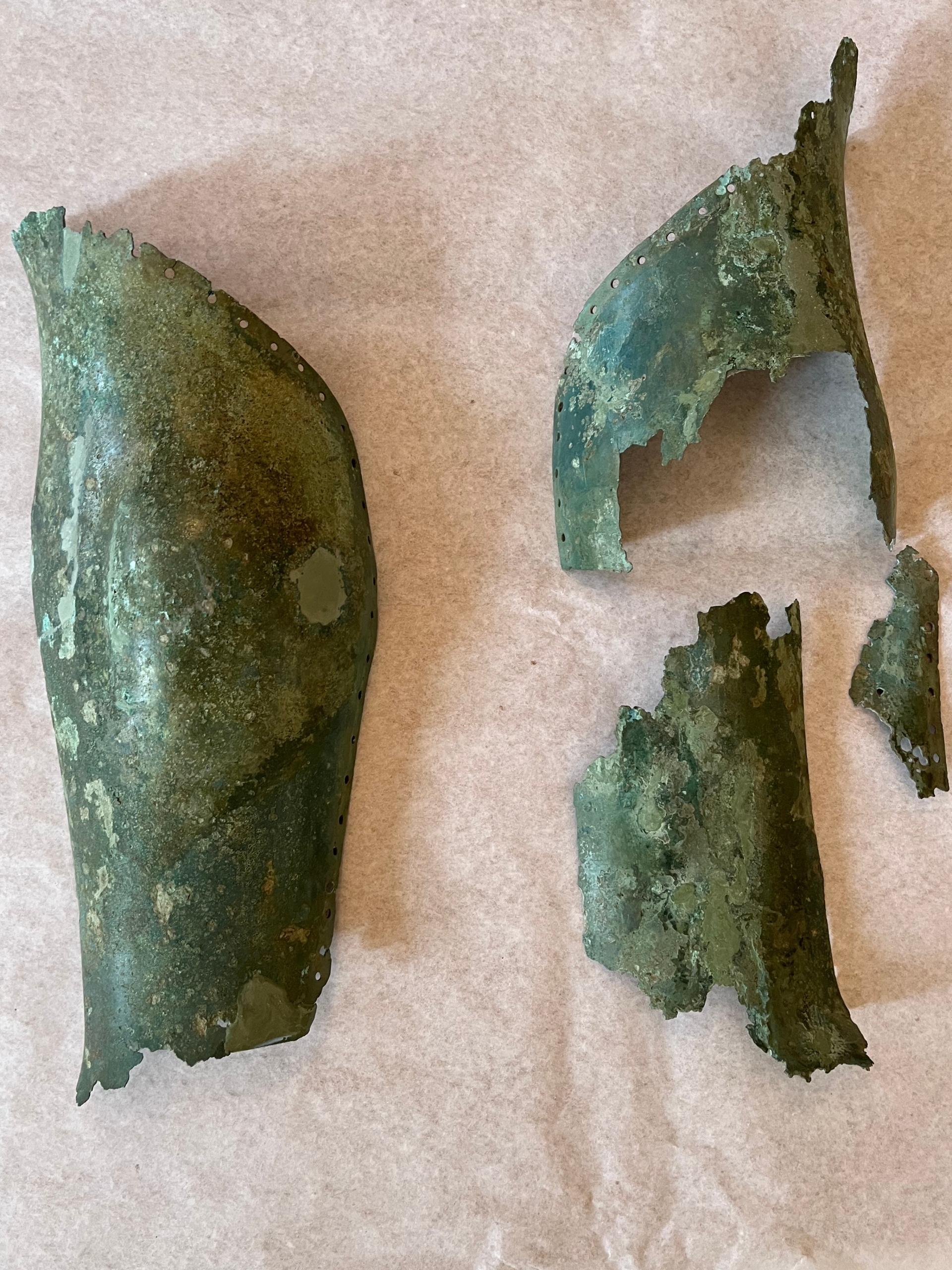 Ζεύγος χάλκινων περικνημίδων με οπές στο άνω μέρος του κάθε σκέλους για τη στερέωση της εσωτερικής επένδυσης. Κλασικών χρόνων.