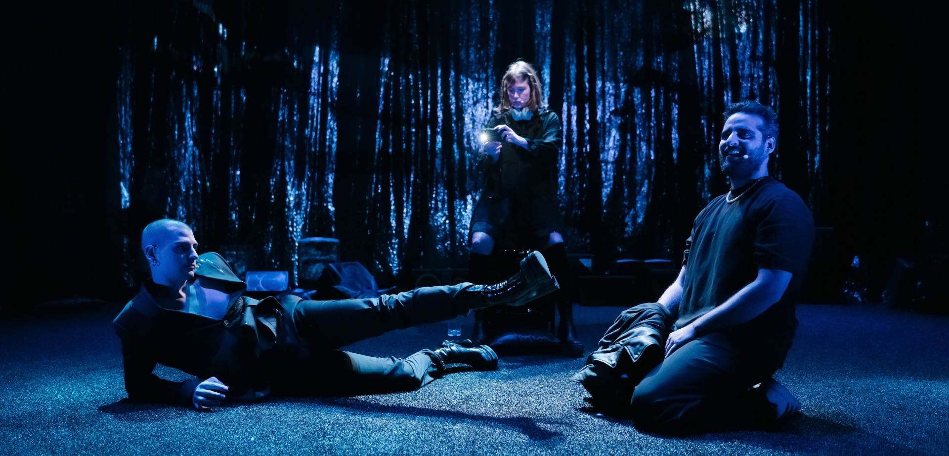 Οι Αλέξανδρος Βαρδαξόγλου, Κλέλια Ανδριολάτου και Κωνσταντίνος Μπιμπής στην παράσταση «Πεταλούδες στο στομάχι» 