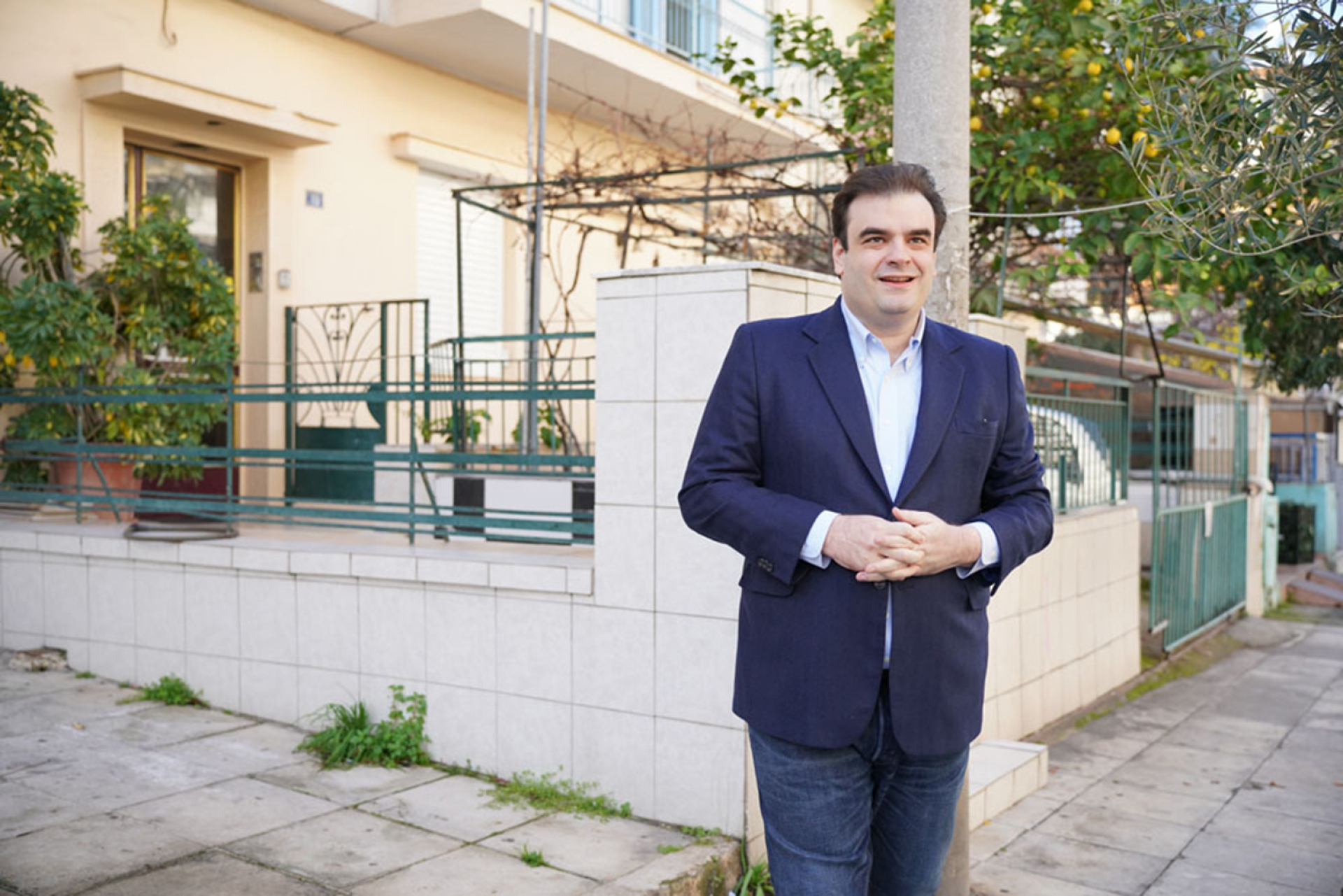 Ο Κυριάκος Πιερρακάκης έξω από το παλιό του σπίτι